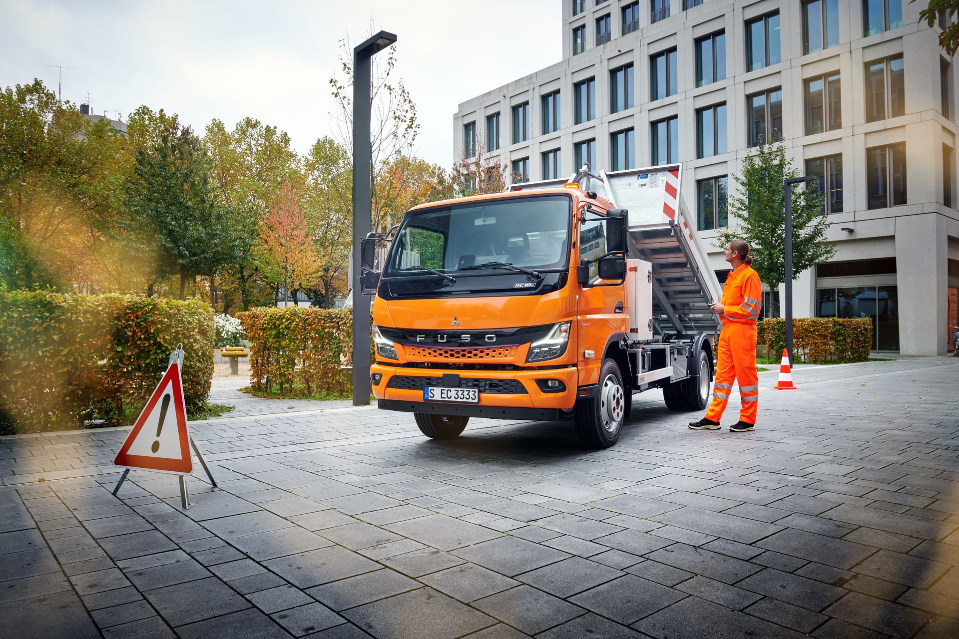 Robust, effizient und batterieelektrisch: Daimler Truck-Tochter FUSO präsentiert auf der bauma 2022 den Next Generation eCanter mit Abrollkipper für die Baubranche Robust, effizient und batterieelektrisch: Daimler Truck-Tochter FUSO präsentiert auf der bauma 2022 den Next Generation eCanter mit Abrollkipper für die Baubranche