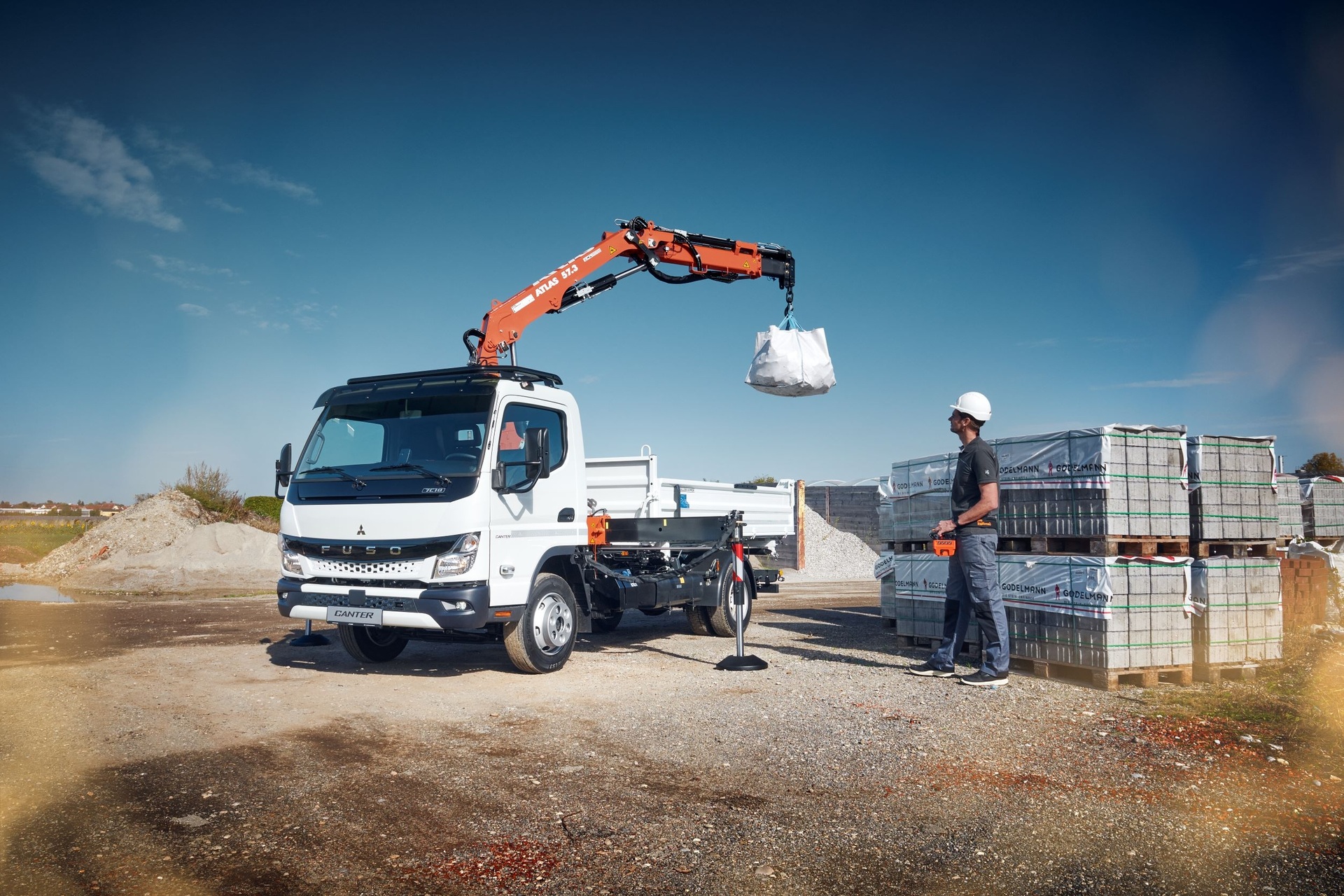 FUSO Canter (7,49 t) mit einem Dreiseiten-Kipper von Meiller und einem Kran von Atlas, Komfort-Einzel-Kabine FUSO Canter (7,49 t) mit einem Dreiseiten-Kipper von Meiller und einem Kran von Atlas, Komfort-Einzel-Kabine
