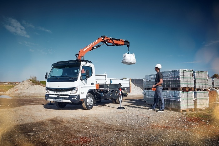 FUSO Canter (7,49 t) mit einem Dreiseiten-Kipper von Meiller und einem Kran von Atlas, Komfort-Einzel-Kabine