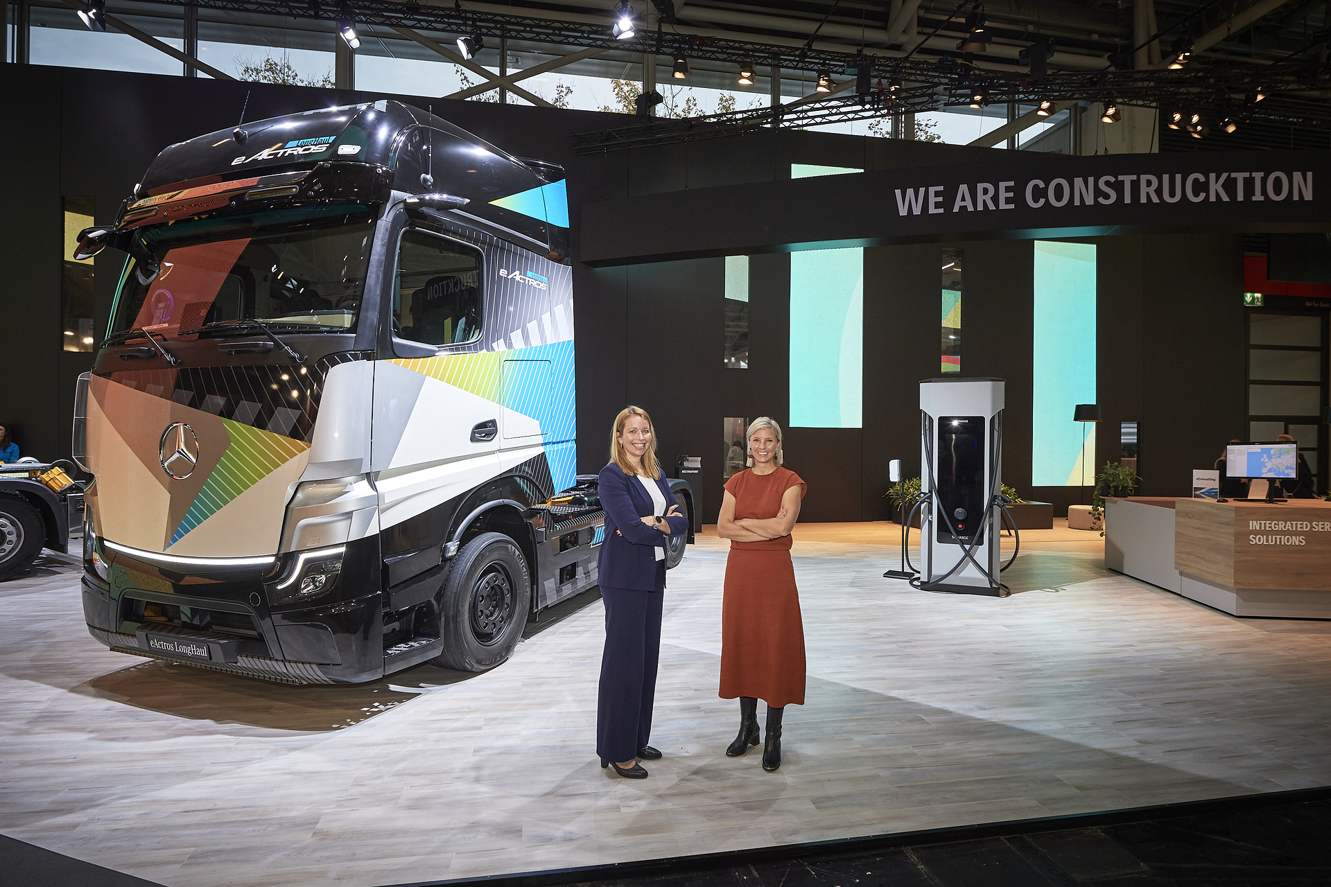 (von links nach rechts) Stina Fagerman, Head of Marketing, Sales and Services Mercedes-Benz Trucks; Karin Rådström, CEO Mercedes-Benz Trucks Mercedes-Benz Trucks elektrifiziert Bausegment und zeigt eActros LongHaul für Baustellen-Zulieferverkehr