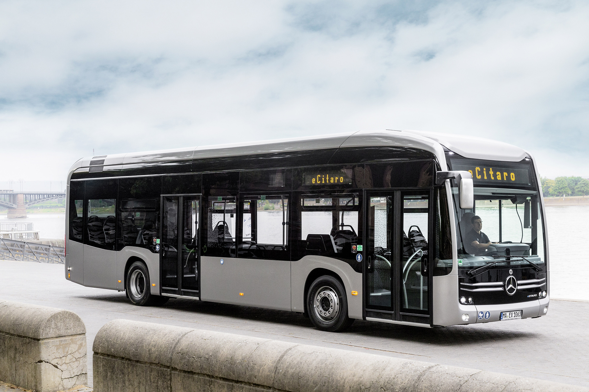 Mercedes-Benz eCitaro mit vollelektrischem Antrieb, Exterieur, anthrazit metallic, 2 x elektrischer Radnabenmotor, 2 x 125 kW, 2 x 485 Nm, LED-Scheinwerfer, Länge/Breite/Höhe: 12.135/2.550/3.400 mm, Beförderungskapazität: 1/86 Wiener Linien setzen auf den Mercedes-Benz eCitaro: Großauftrag über 60 vollelektrisch angetriebene Stadtbusse