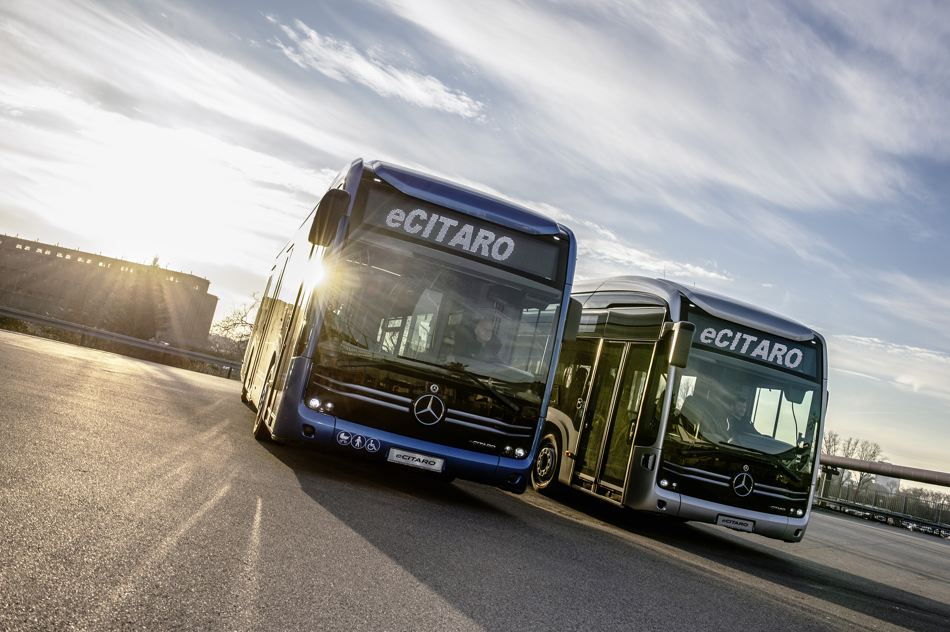 Links: Mercedes-Benz eCitaro mit vollelektrischem Antrieb, 3 Türen, Exterieur, blau, 2 x elektrischer Radnabenmotor, 2 x 125 kW, 2 x 485 Nm, LED-Scheinwerfer, Länge/Breite/Höhe: 12.135/2.550/3.400 mm, Beförderungskapazität: 1/80: 1/80.Rechts: Mercedes-Benz eCitaro mit vollelektrischem Antrieb, 2 Türen, Exterieur, brilliantsilber metallic, 2 x elektrischer Radnabenmotor, 2 x 125 kW, 2 x 485 Nm, LED-Scheinwerfer, Länge/Breite/Höhe: 12.135/2.550/3.400 mm, Beförderungskapazität: 1/86 Wiener Linien setzen auf den Mercedes-Benz eCitaro: Großauftrag über 60 vollelektrisch angetriebene Stadtbusse