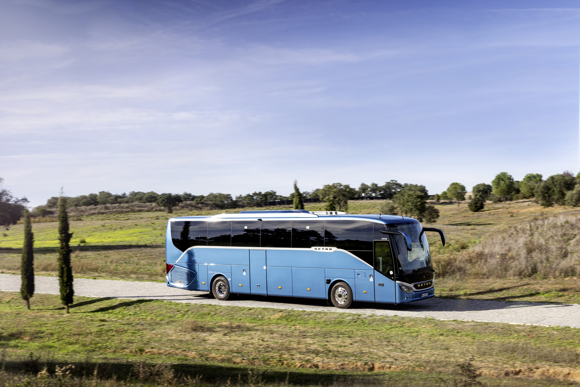 Setra coach 2022, Setra ComfortClass 515 HD, Exterior, Denim blue metallic, OM 470 rated at 335 kW/456 hp, displacement 10.7 l, 8-speed Mercedes PowerShift, , Active Brake Assist 5, Predictive Powertrain Control, Active Drive Assist 2, Driver Score, Lane Assist, Sideguard Assist, 360 degrees camera, LED headlamps, length/width/height: 12295/2550/3770 mm, seating: 1/44. Setra ComfortClass