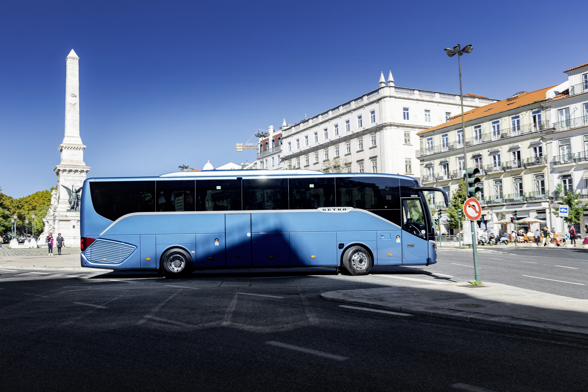 Setra coach 2022, Setra ComfortClass 515 HD, Exterior, Denim blue metallic, OM 470 rated at 335 kW/456 hp, displacement 10.7 l, 8-speed Mercedes PowerShift, , Active Brake Assist 5, Predictive Powertrain Control, Active Drive Assist 2, Driver Score, Lane Assist, Sideguard Assist, 360 degrees camera, LED headlamps, length/width/height: 12295/2550/3770 mm, seating: 1/44. Setra ComfortClass
