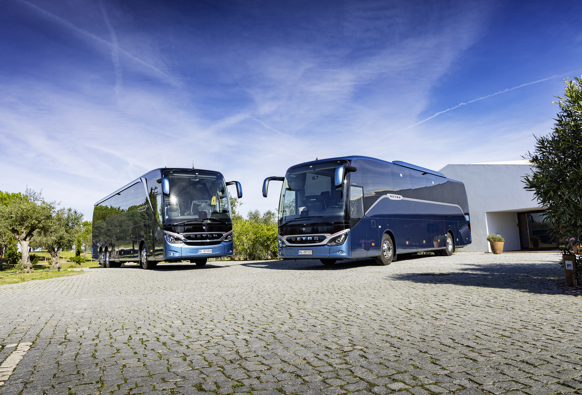 Setra coach 2022, left: Setra TopClass 516 HDH, Exterior, Denim blue metallic, OM 471 rated at 375 kW/510 hp, displacement 12.8 l, 8-speed Mercedes PowerShift, Active Brake Assist 5, Predictive Powertrain Control, Active Drive Assist 2, Driver Score, Lane Assist, Sideguard Assist, 360 degrees camera, LED headlamps, length/width/height: 13325/2550/3880 mm, seating: 1/48
Right: Setra ComfortClass 515 HD, Exterior, Denim blue metallic, OM 470 rated at 335 kW/456 hp, displacement 10.7 l, 8-speed Mercedes PowerShift, , Active Brake Assist 5, Predictive Powertrain Control, Active Drive Assist 2, Driver Score, Lane Assist, Sideguard Assist, 360 degrees camera, LED headlamps, length/width/height: 12295/2550/3770 mm, seating: 1/44. Setra TopClass und ComfortClass