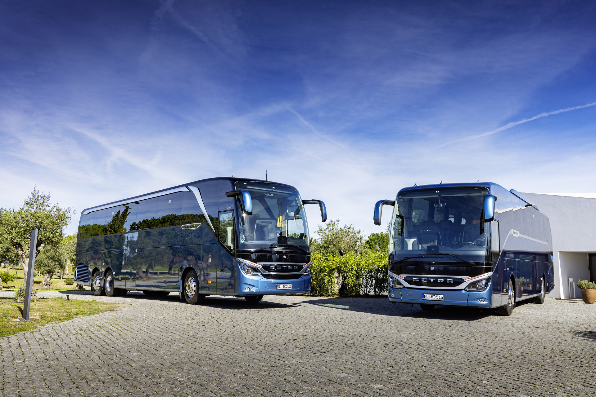 Setra coach 2022, left: Setra TopClass 516 HDH, Exterior, Denim blue metallic, OM 471 rated at 375 kW/510 hp, displacement 12.8 l, 8-speed Mercedes PowerShift, Active Brake Assist 5, Predictive Powertrain Control, Active Drive Assist 2, Driver Score, Lane Assist, Sideguard Assist, 360 degrees camera, LED headlamps, length/width/height: 13325/2550/3880 mm, seating: 1/48
Right: Setra ComfortClass 515 HD, Exterior, Denim blue metallic, OM 470 rated at 335 kW/456 hp, displacement 10.7 l, 8-speed Mercedes PowerShift, , Active Brake Assist 5, Predictive Powertrain Control, Active Drive Assist 2, Driver Score, Lane Assist, Sideguard Assist, 360 degrees camera, LED headlamps, length/width/height: 12295/2550/3770 mm, seating: 1/44. Setra TopClass und ComfortClass
