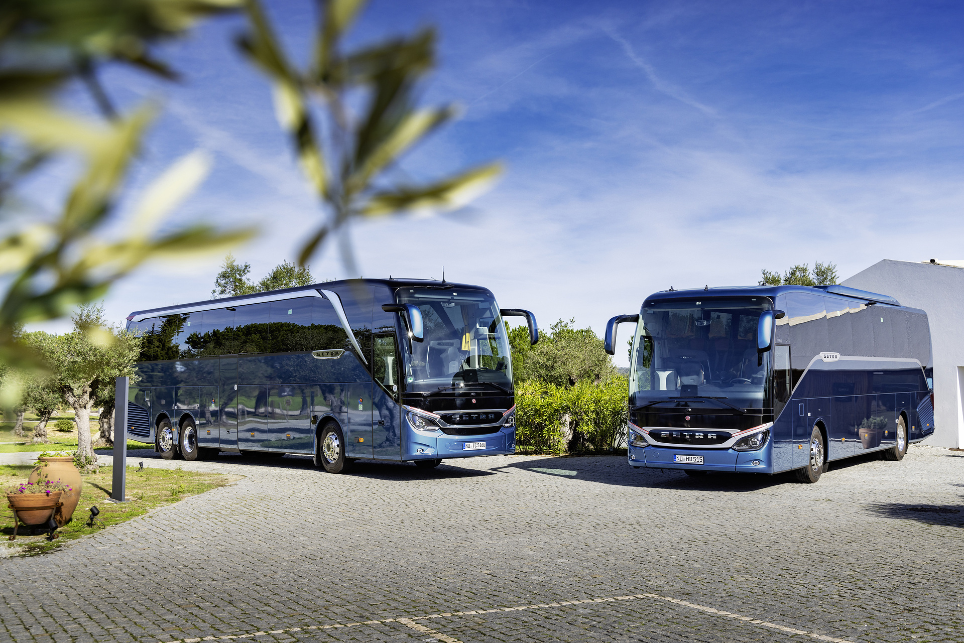 Setra coach 2022, left: Setra TopClass 516 HDH, Exterior, Denim blue metallic, OM 471 rated at 375 kW/510 hp, displacement 12.8 l, 8-speed Mercedes PowerShift, Active Brake Assist 5, Predictive Powertrain Control, Active Drive Assist 2, Driver Score, Lane Assist, Sideguard Assist, 360 degrees camera, LED headlamps, length/width/height: 13325/2550/3880 mm, seating: 1/48
Right: Setra ComfortClass 515 HD, Exterior, Denim blue metallic, OM 470 rated at 335 kW/456 hp, displacement 10.7 l, 8-speed Mercedes PowerShift, , Active Brake Assist 5, Predictive Powertrain Control, Active Drive Assist 2, Driver Score, Lane Assist, Sideguard Assist, 360 degrees camera, LED headlamps, length/width/height: 12295/2550/3770 mm, seating: 1/44. Setra TopClass und ComfortClass