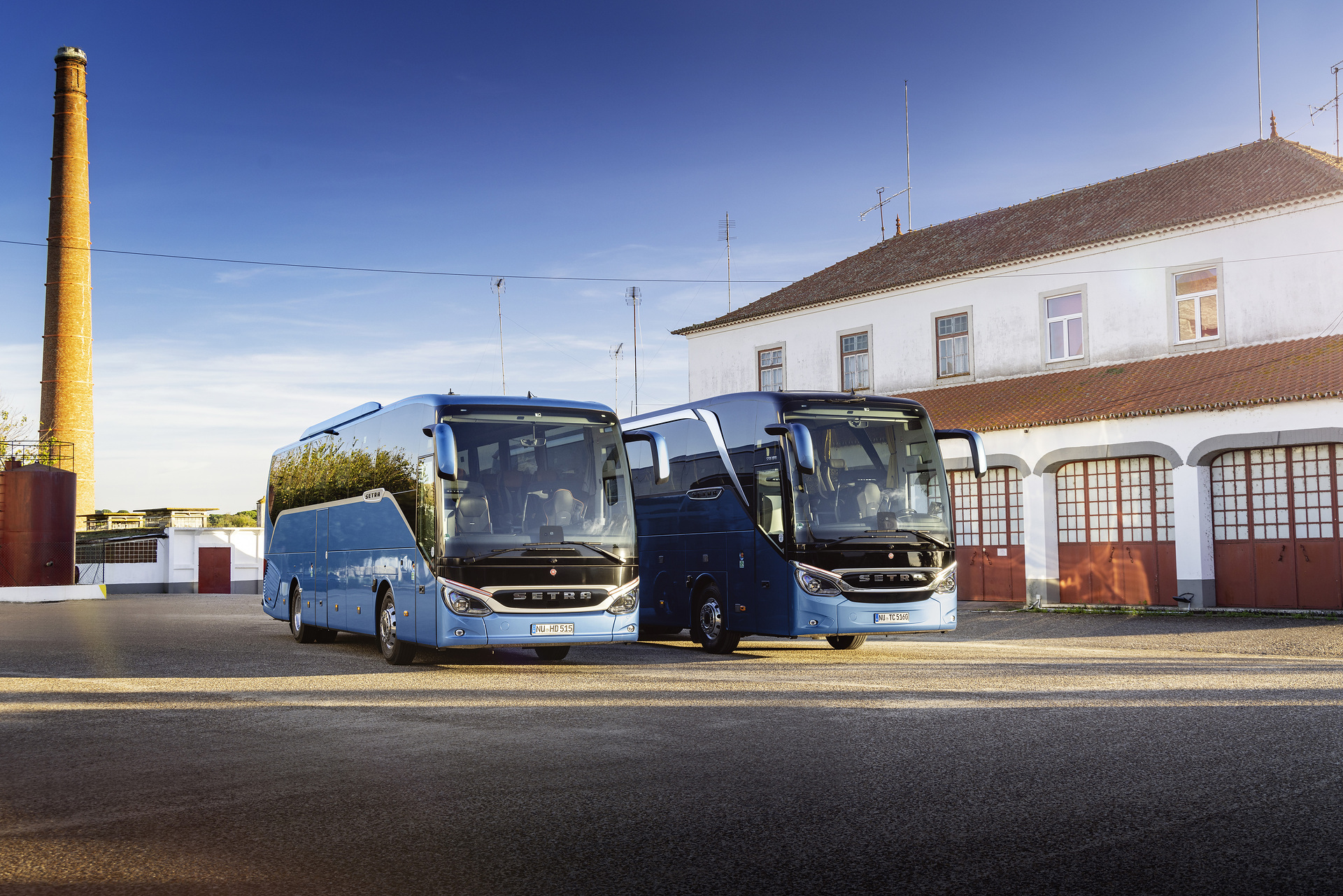 Setra coach 2022, left: Setra TopClass 516 HDH, Exterior, Denim blue metallic, OM 471 rated at 375 kW/510 hp, displacement 12.8 l, 8-speed Mercedes PowerShift, Active Brake Assist 5, Predictive Powertrain Control, Active Drive Assist 2, Driver Score, Lane Assist, Sideguard Assist, 360 degrees camera, LED headlamps, length/width/height: 13325/2550/3880 mm, seating: 1/48
Right: Setra ComfortClass 515 HD, Exterior, Denim blue metallic, OM 470 rated at 335 kW/456 hp, displacement 10.7 l, 8-speed Mercedes PowerShift, , Active Brake Assist 5, Predictive Powertrain Control, Active Drive Assist 2, Driver Score, Lane Assist, Sideguard Assist, 360 degrees camera, LED headlamps, length/width/height: 12295/2550/3770 mm, seating: 1/44. Setra TopClass und ComfortClass