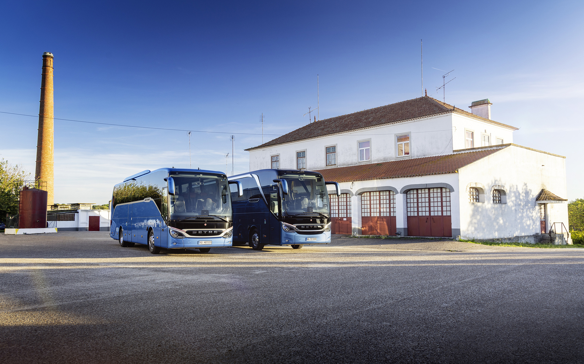 Setra coach 2022, left: Setra TopClass 516 HDH, Exterior, Denim blue metallic, OM 471 rated at 375 kW/510 hp, displacement 12.8 l, 8-speed Mercedes PowerShift, Active Brake Assist 5, Predictive Powertrain Control, Active Drive Assist 2, Driver Score, Lane Assist, Sideguard Assist, 360 degrees camera, LED headlamps, length/width/height: 13325/2550/3880 mm, seating: 1/48
Right: Setra ComfortClass 515 HD, Exterior, Denim blue metallic, OM 470 rated at 335 kW/456 hp, displacement 10.7 l, 8-speed Mercedes PowerShift, , Active Brake Assist 5, Predictive Powertrain Control, Active Drive Assist 2, Driver Score, Lane Assist, Sideguard Assist, 360 degrees camera, LED headlamps, length/width/height: 12295/2550/3770 mm, seating: 1/44. Setra TopClass und ComfortClass
