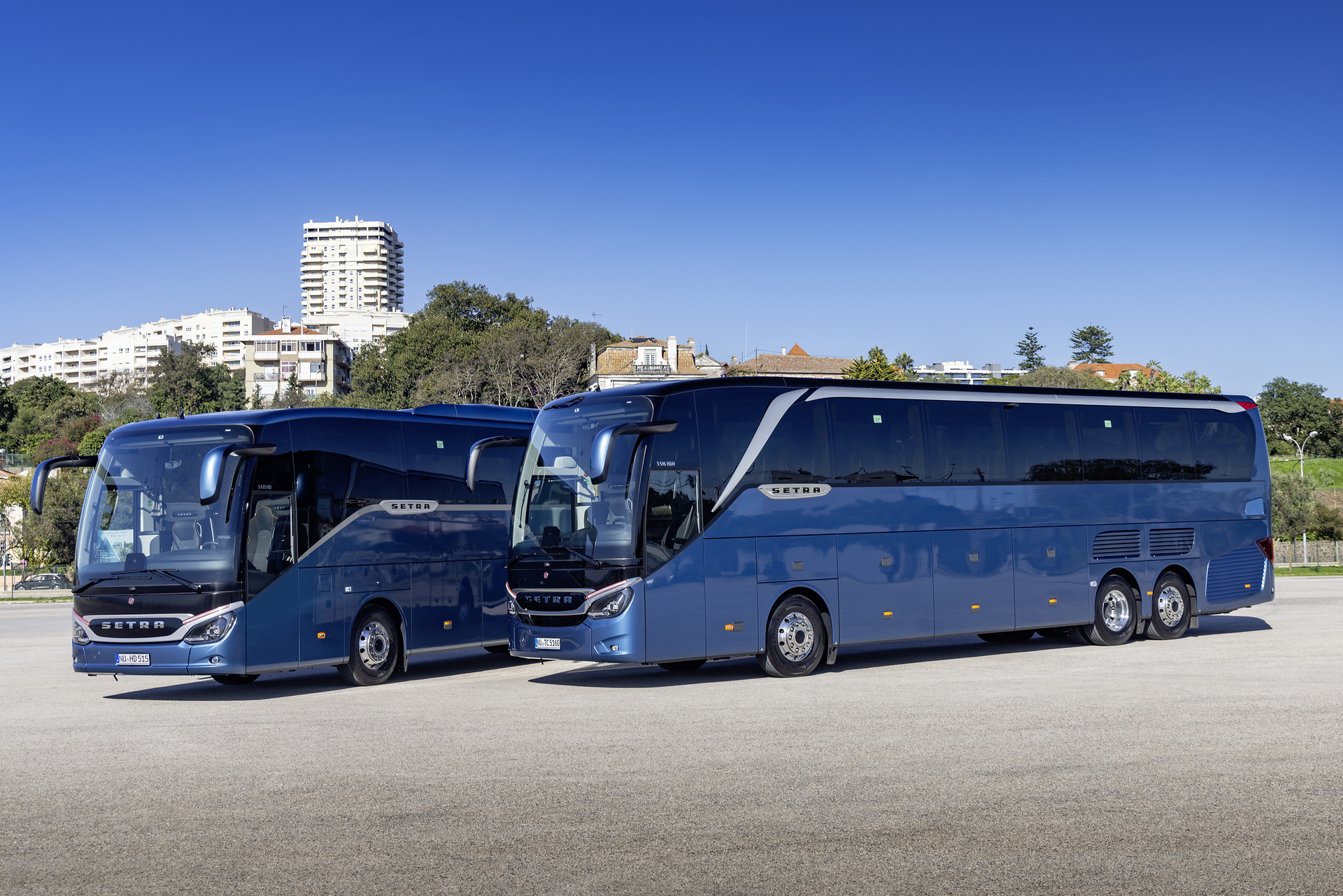 Setra coach 2022, left: Setra TopClass 516 HDH, Exterior, Denim blue metallic, OM 471 rated at 375 kW/510 hp, displacement 12.8 l, 8-speed Mercedes PowerShift, Active Brake Assist 5, Predictive Powertrain Control, Active Drive Assist 2, Driver Score, Lane Assist, Sideguard Assist, 360 degrees camera, LED headlamps, length/width/height: 13325/2550/3880 mm, seating: 1/48
Right: Setra ComfortClass 515 HD, Exterior, Denim blue metallic, OM 470 rated at 335 kW/456 hp, displacement 10.7 l, 8-speed Mercedes PowerShift, , Active Brake Assist 5, Predictive Powertrain Control, Active Drive Assist 2, Driver Score, Lane Assist, Sideguard Assist, 360 degrees camera, LED headlamps, length/width/height: 12295/2550/3770 mm, seating: 1/44. Setra TopClass und ComfortClass
