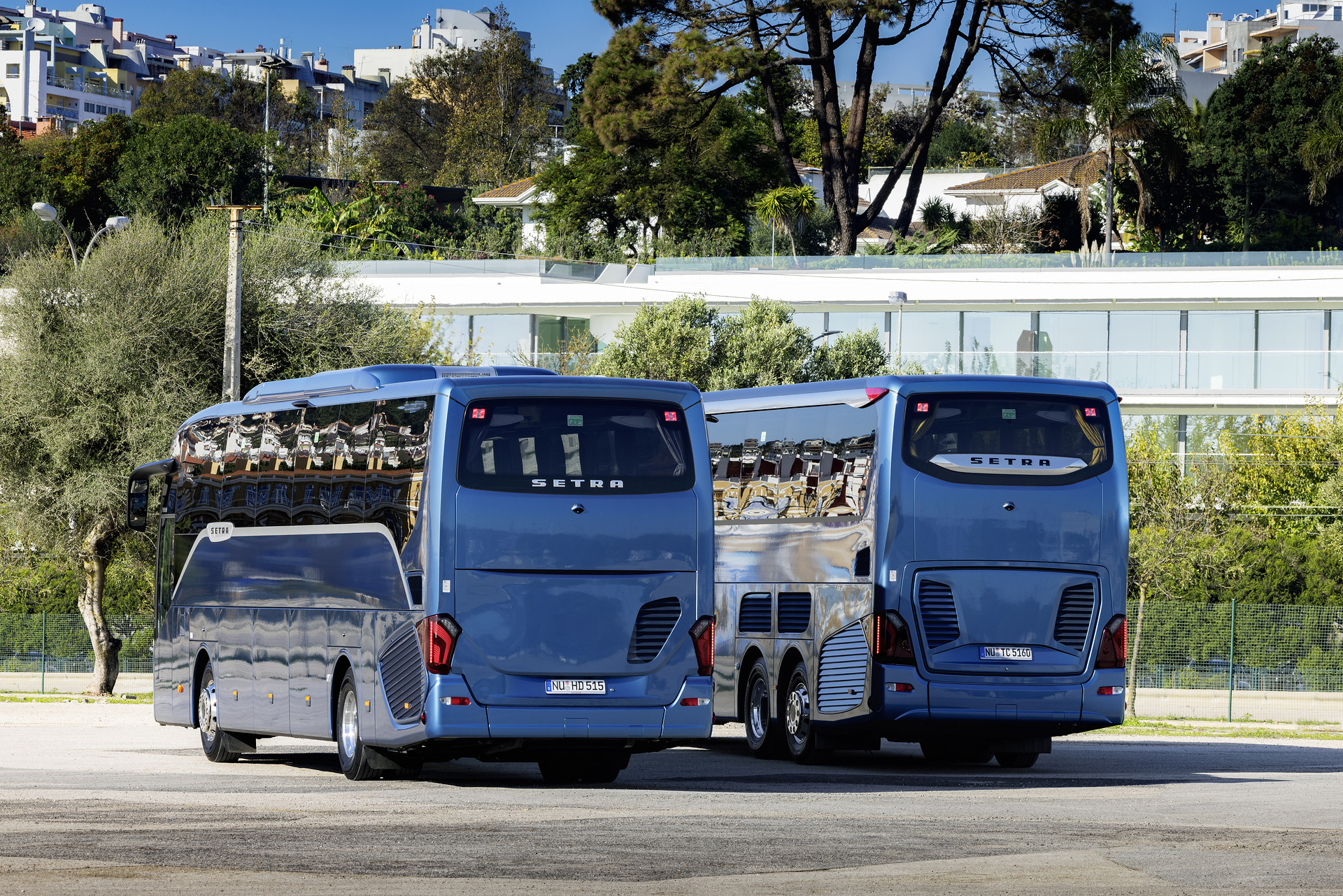 Setra coach 2022, left: Setra TopClass 516 HDH, Exterior, Denim blue metallic, OM 471 rated at 375 kW/510 hp, displacement 12.8 l, 8-speed Mercedes PowerShift, Active Brake Assist 5, Predictive Powertrain Control, Active Drive Assist 2, Driver Score, Lane Assist, Sideguard Assist, 360 degrees camera, LED headlamps, length/width/height: 13325/2550/3880 mm, seating: 1/48
Right: Setra ComfortClass 515 HD, Exterior, Denim blue metallic, OM 470 rated at 335 kW/456 hp, displacement 10.7 l, 8-speed Mercedes PowerShift, , Active Brake Assist 5, Predictive Powertrain Control, Active Drive Assist 2, Driver Score, Lane Assist, Sideguard Assist, 360 degrees camera, LED headlamps, length/width/height: 12295/2550/3770 mm, seating: 1/44. Setra TopClass und ComfortClass