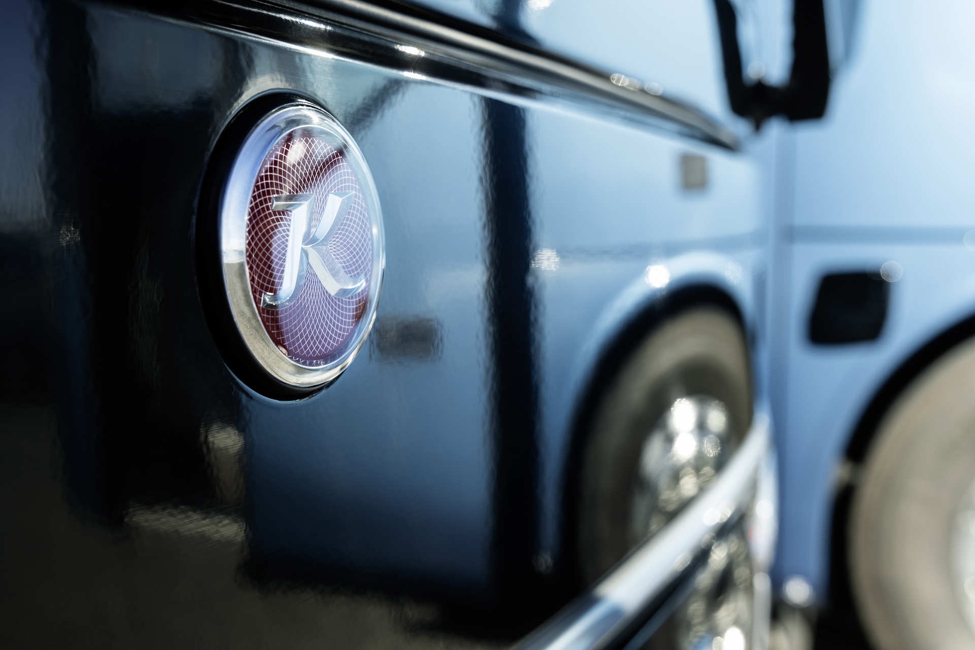 Setra coach 2022, left: Setra TopClass 516 HDH, Exterior, Denim blue metallic, OM 471 rated at 375 kW/510 hp, displacement 12.8 l, 8-speed Mercedes PowerShift, Active Brake Assist 5, Predictive Powertrain Control, Active Drive Assist 2, Driver Score, Lane Assist, Sideguard Assist, 360 degrees camera, LED headlamps, length/width/height: 13325/2550/3880 mm, seating: 1/48
Right: Setra ComfortClass 515 HD, Exterior, Denim blue metallic, OM 470 rated at 335 kW/456 hp, displacement 10.7 l, 8-speed Mercedes PowerShift, , Active Brake Assist 5, Predictive Powertrain Control, Active Drive Assist 2, Driver Score, Lane Assist, Sideguard Assist, 360 degrees camera, LED headlamps, length/width/height: 12295/2550/3770 mm, seating: 1/44. Setra TopClass und ComfortClass