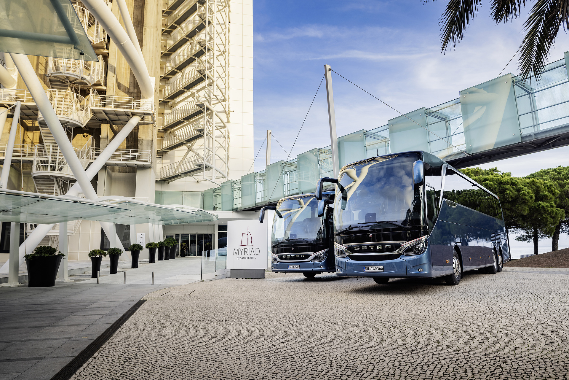 Setra coach 2022, left: Setra TopClass 516 HDH, Exterior, Denim blue metallic, OM 471 rated at 375 kW/510 hp, displacement 12.8 l, 8-speed Mercedes PowerShift, Active Brake Assist 5, Predictive Powertrain Control, Active Drive Assist 2, Driver Score, Lane Assist, Sideguard Assist, 360 degrees camera, LED headlamps, length/width/height: 13325/2550/3880 mm, seating: 1/48
Right: Setra ComfortClass 515 HD, Exterior, Denim blue metallic, OM 470 rated at 335 kW/456 hp, displacement 10.7 l, 8-speed Mercedes PowerShift, , Active Brake Assist 5, Predictive Powertrain Control, Active Drive Assist 2, Driver Score, Lane Assist, Sideguard Assist, 360 degrees camera, LED headlamps, length/width/height: 12295/2550/3770 mm, seating: 1/44. Setra TopClass und ComfortClass