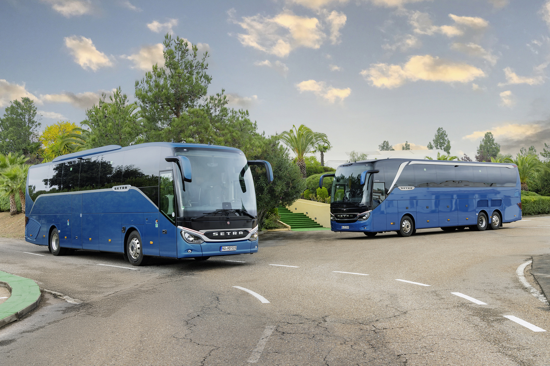 Setra coach 2022, left: Setra TopClass 516 HDH, Exterior, Denim blue metallic, OM 471 rated at 375 kW/510 hp, displacement 12.8 l, 8-speed Mercedes PowerShift, Active Brake Assist 5, Predictive Powertrain Control, Active Drive Assist 2, Driver Score, Lane Assist, Sideguard Assist, 360 degrees camera, LED headlamps, length/width/height: 13325/2550/3880 mm, seating: 1/48
Right: Setra ComfortClass 515 HD, Exterior, Denim blue metallic, OM 470 rated at 335 kW/456 hp, displacement 10.7 l, 8-speed Mercedes PowerShift, , Active Brake Assist 5, Predictive Powertrain Control, Active Drive Assist 2, Driver Score, Lane Assist, Sideguard Assist, 360 degrees camera, LED headlamps, length/width/height: 12295/2550/3770 mm, seating: 1/44. Setra TopClass und ComfortClass