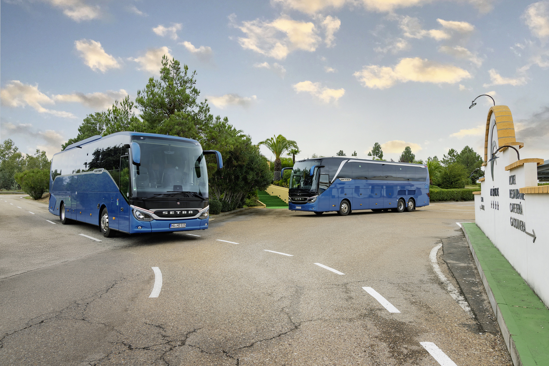 Setra coach 2022, left: Setra TopClass 516 HDH, Exterior, Denim blue metallic, OM 471 rated at 375 kW/510 hp, displacement 12.8 l, 8-speed Mercedes PowerShift, Active Brake Assist 5, Predictive Powertrain Control, Active Drive Assist 2, Driver Score, Lane Assist, Sideguard Assist, 360 degrees camera, LED headlamps, length/width/height: 13325/2550/3880 mm, seating: 1/48
Right: Setra ComfortClass 515 HD, Exterior, Denim blue metallic, OM 470 rated at 335 kW/456 hp, displacement 10.7 l, 8-speed Mercedes PowerShift, , Active Brake Assist 5, Predictive Powertrain Control, Active Drive Assist 2, Driver Score, Lane Assist, Sideguard Assist, 360 degrees camera, LED headlamps, length/width/height: 12295/2550/3770 mm, seating: 1/44. Setra TopClass und ComfortClass