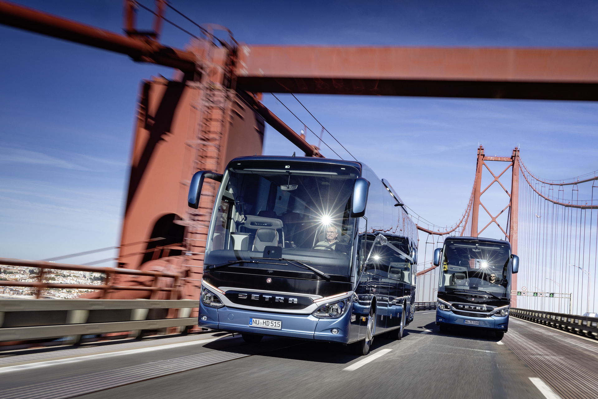 Setra coach 2022, left: Setra TopClass 516 HDH, Exterior, Denim blue metallic, OM 471 rated at 375 kW/510 hp, displacement 12.8 l, 8-speed Mercedes PowerShift, Active Brake Assist 5, Predictive Powertrain Control, Active Drive Assist 2, Driver Score, Lane Assist, Sideguard Assist, 360 degrees camera, LED headlamps, length/width/height: 13325/2550/3880 mm, seating: 1/48
Right: Setra ComfortClass 515 HD, Exterior, Denim blue metallic, OM 470 rated at 335 kW/456 hp, displacement 10.7 l, 8-speed Mercedes PowerShift, , Active Brake Assist 5, Predictive Powertrain Control, Active Drive Assist 2, Driver Score, Lane Assist, Sideguard Assist, 360 degrees camera, LED headlamps, length/width/height: 12295/2550/3770 mm, seating: 1/44. Setra TopClass und ComfortClass