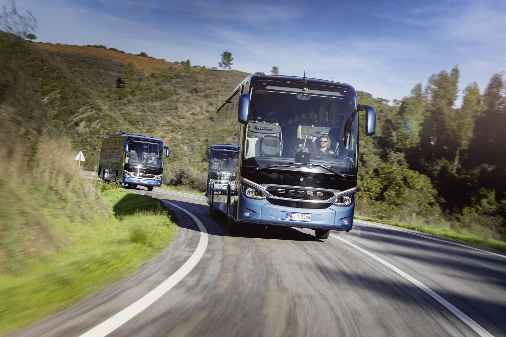 Setra coach 2022, left: Setra TopClass 516 HDH, Exterior, Denim blue metallic, OM 471 rated at 375 kW/510 hp, displacement 12.8 l, 8-speed Mercedes PowerShift, Active Brake Assist 5, Predictive Powertrain Control, Active Drive Assist 2, Driver Score, Lane Assist, Sideguard Assist, 360 degrees camera, LED headlamps, length/width/height: 13325/2550/3880 mm, seating: 1/48
Right: Setra ComfortClass 515 HD, Exterior, Denim blue metallic, OM 470 rated at 335 kW/456 hp, displacement 10.7 l, 8-speed Mercedes PowerShift, , Active Brake Assist 5, Predictive Powertrain Control, Active Drive Assist 2, Driver Score, Lane Assist, Sideguard Assist, 360 degrees camera, LED headlamps, length/width/height: 12295/2550/3770 mm, seating: 1/44. Setra TopClass und ComfortClass