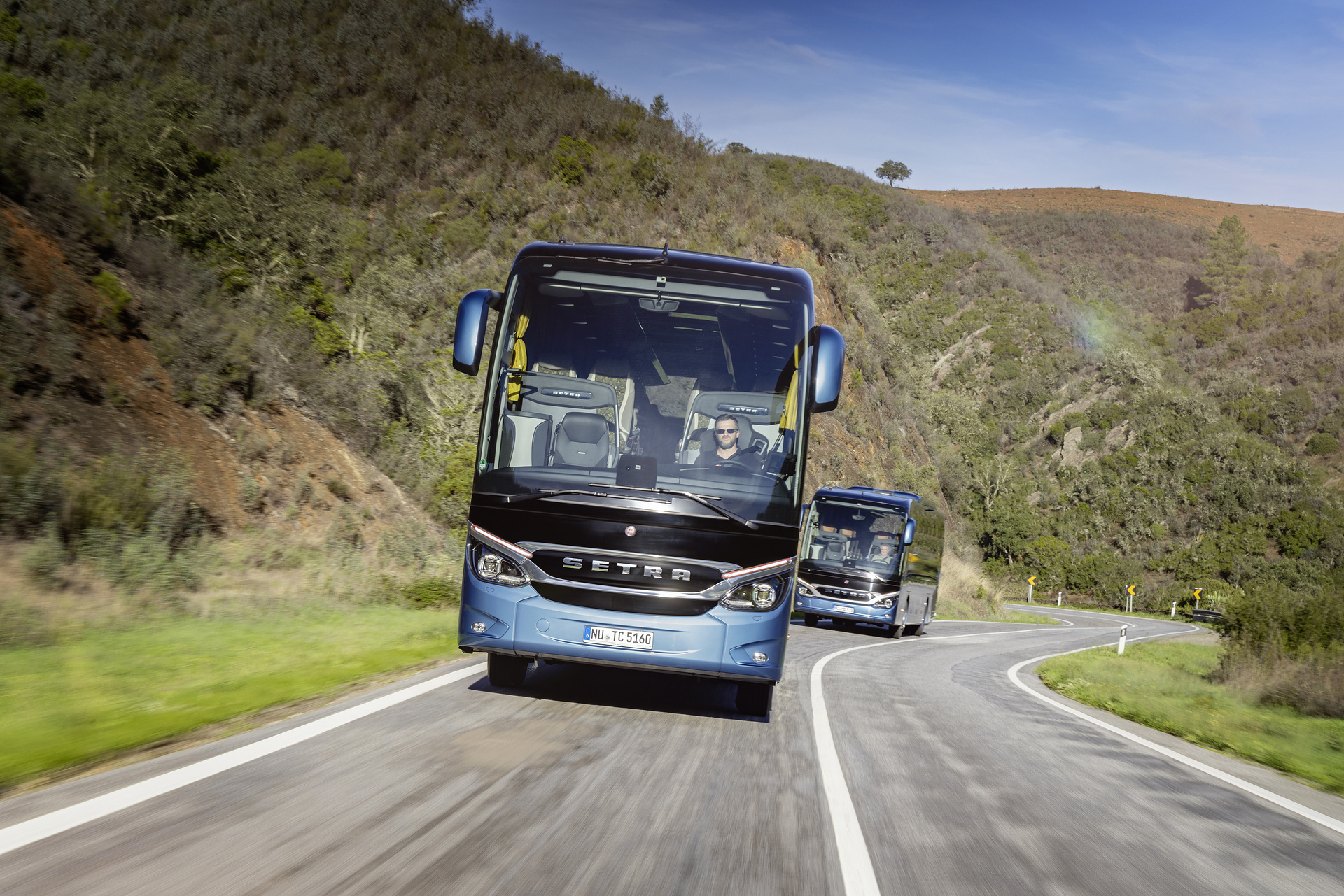Setra coach 2022, left: Setra TopClass 516 HDH, Exterior, Denim blue metallic, OM 471 rated at 375 kW/510 hp, displacement 12.8 l, 8-speed Mercedes PowerShift, Active Brake Assist 5, Predictive Powertrain Control, Active Drive Assist 2, Driver Score, Lane Assist, Sideguard Assist, 360 degrees camera, LED headlamps, length/width/height: 13325/2550/3880 mm, seating: 1/48
Right: Setra ComfortClass 515 HD, Exterior, Denim blue metallic, OM 470 rated at 335 kW/456 hp, displacement 10.7 l, 8-speed Mercedes PowerShift, , Active Brake Assist 5, Predictive Powertrain Control, Active Drive Assist 2, Driver Score, Lane Assist, Sideguard Assist, 360 degrees camera, LED headlamps, length/width/height: 12295/2550/3770 mm, seating: 1/44. Setra TopClass und ComfortClass