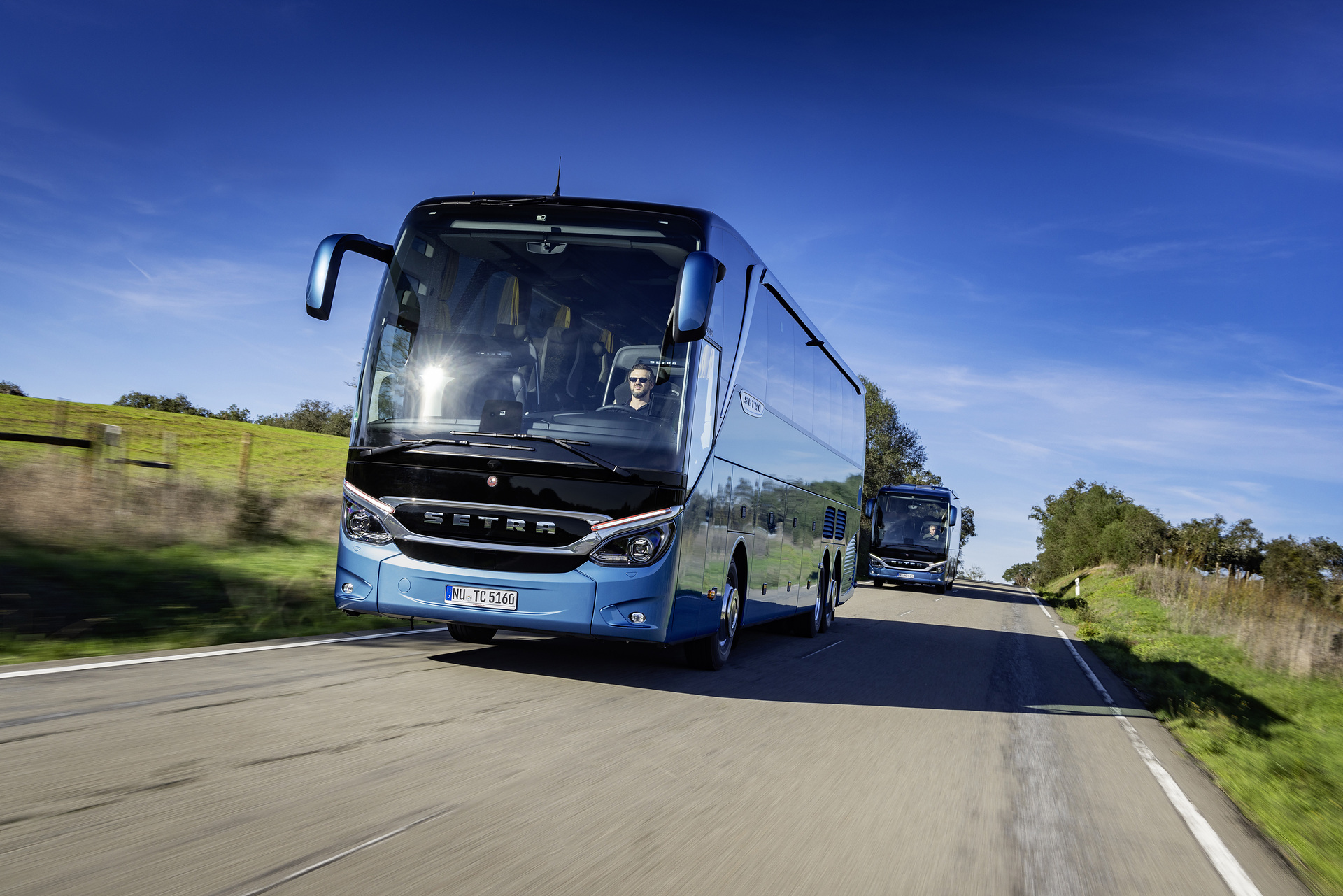 Setra coach 2022, left: Setra TopClass 516 HDH, Exterior, Denim blue metallic, OM 471 rated at 375 kW/510 hp, displacement 12.8 l, 8-speed Mercedes PowerShift, Active Brake Assist 5, Predictive Powertrain Control, Active Drive Assist 2, Driver Score, Lane Assist, Sideguard Assist, 360 degrees camera, LED headlamps, length/width/height: 13325/2550/3880 mm, seating: 1/48
Right: Setra ComfortClass 515 HD, Exterior, Denim blue metallic, OM 470 rated at 335 kW/456 hp, displacement 10.7 l, 8-speed Mercedes PowerShift, , Active Brake Assist 5, Predictive Powertrain Control, Active Drive Assist 2, Driver Score, Lane Assist, Sideguard Assist, 360 degrees camera, LED headlamps, length/width/height: 12295/2550/3770 mm, seating: 1/44. Setra TopClass und ComfortClass