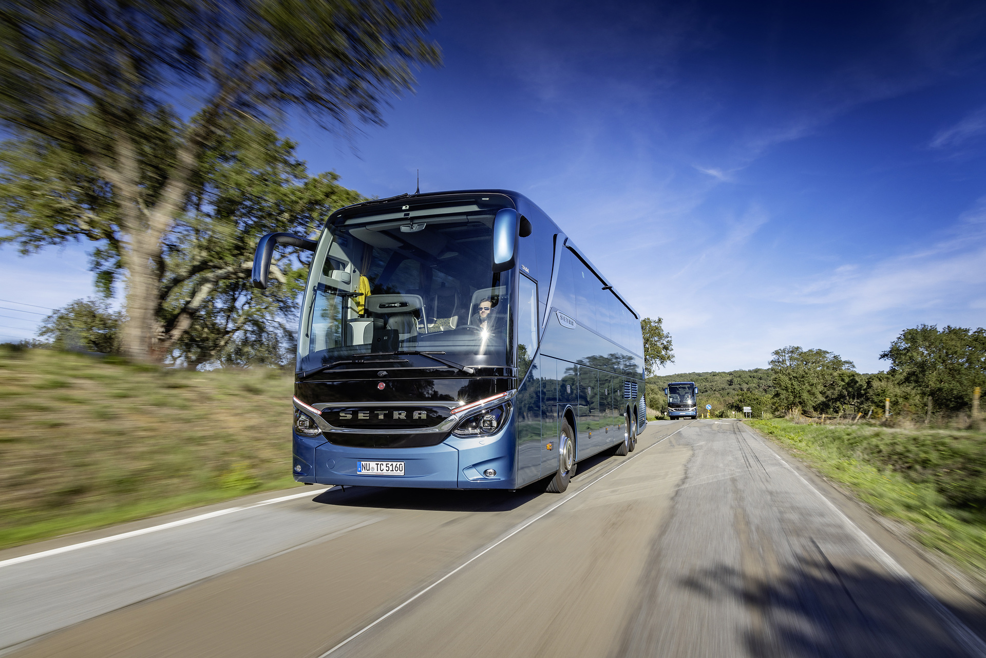 Setra coach 2022, left: Setra TopClass 516 HDH, Exterior, Denim blue metallic, OM 471 rated at 375 kW/510 hp, displacement 12.8 l, 8-speed Mercedes PowerShift, Active Brake Assist 5, Predictive Powertrain Control, Active Drive Assist 2, Driver Score, Lane Assist, Sideguard Assist, 360 degrees camera, LED headlamps, length/width/height: 13325/2550/3880 mm, seating: 1/48
Right: Setra ComfortClass 515 HD, Exterior, Denim blue metallic, OM 470 rated at 335 kW/456 hp, displacement 10.7 l, 8-speed Mercedes PowerShift, , Active Brake Assist 5, Predictive Powertrain Control, Active Drive Assist 2, Driver Score, Lane Assist, Sideguard Assist, 360 degrees camera, LED headlamps, length/width/height: 12295/2550/3770 mm, seating: 1/44. Setra TopClass und ComfortClass