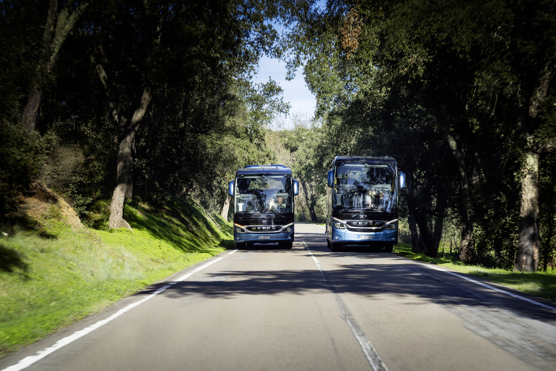 Setra coach 2022, left: Setra TopClass 516 HDH, Exterior, Denim blue metallic, OM 471 rated at 375 kW/510 hp, displacement 12.8 l, 8-speed Mercedes PowerShift, Active Brake Assist 5, Predictive Powertrain Control, Active Drive Assist 2, Driver Score, Lane Assist, Sideguard Assist, 360 degrees camera, LED headlamps, length/width/height: 13325/2550/3880 mm, seating: 1/48
Right: Setra ComfortClass 515 HD, Exterior, Denim blue metallic, OM 470 rated at 335 kW/456 hp, displacement 10.7 l, 8-speed Mercedes PowerShift, , Active Brake Assist 5, Predictive Powertrain Control, Active Drive Assist 2, Driver Score, Lane Assist, Sideguard Assist, 360 degrees camera, LED headlamps, length/width/height: 12295/2550/3770 mm, seating: 1/44. Setra TopClass und ComfortClass