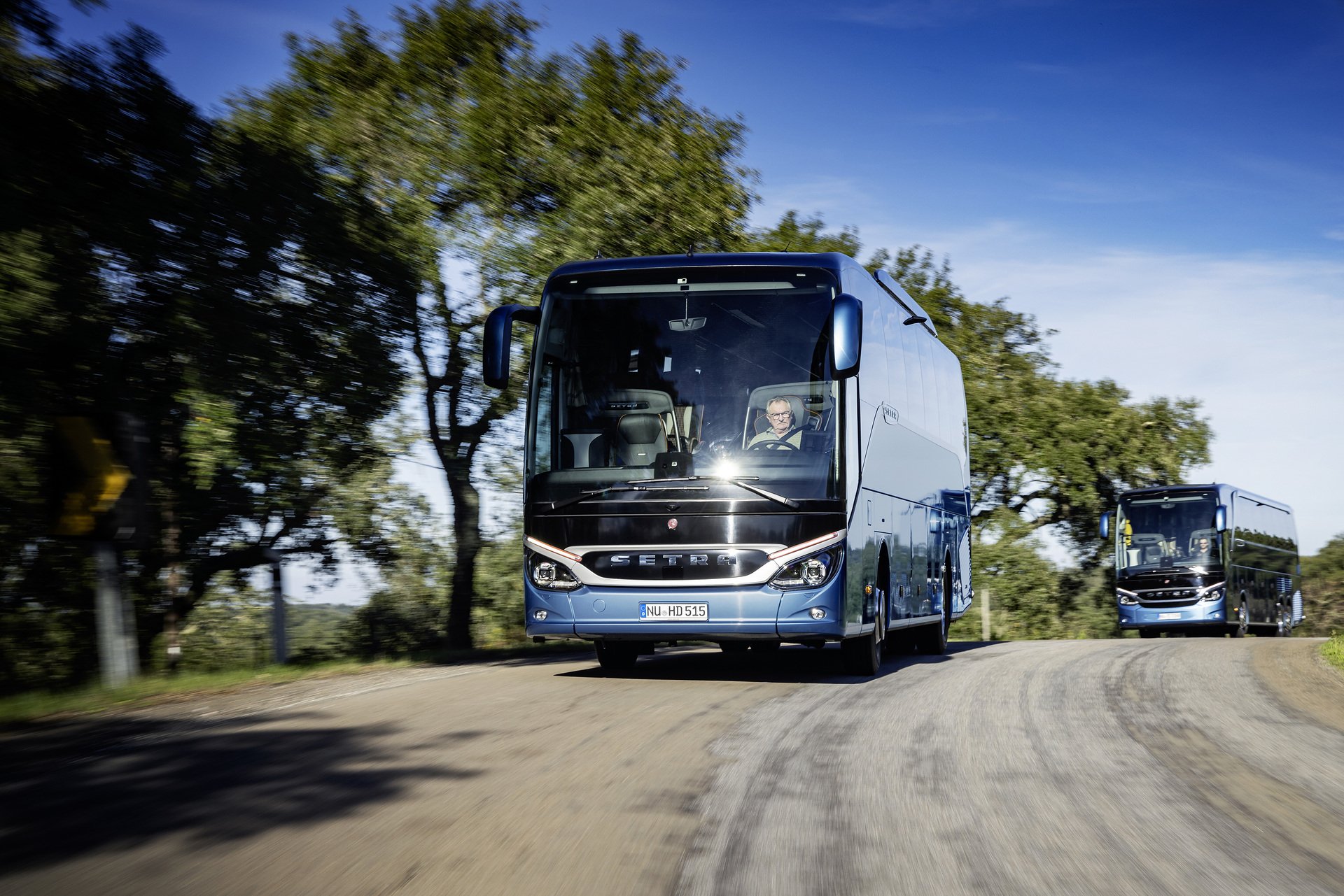Setra coach 2022, left: Setra TopClass 516 HDH, Exterior, Denim blue metallic, OM 471 rated at 375 kW/510 hp, displacement 12.8 l, 8-speed Mercedes PowerShift, Active Brake Assist 5, Predictive Powertrain Control, Active Drive Assist 2, Driver Score, Lane Assist, Sideguard Assist, 360 degrees camera, LED headlamps, length/width/height: 13325/2550/3880 mm, seating: 1/48
Right: Setra ComfortClass 515 HD, Exterior, Denim blue metallic, OM 470 rated at 335 kW/456 hp, displacement 10.7 l, 8-speed Mercedes PowerShift, , Active Brake Assist 5, Predictive Powertrain Control, Active Drive Assist 2, Driver Score, Lane Assist, Sideguard Assist, 360 degrees camera, LED headlamps, length/width/height: 12295/2550/3770 mm, seating: 1/44. Setra TopClass und ComfortClass