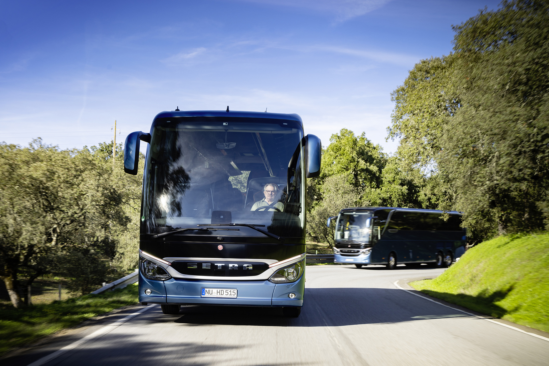 Setra coach 2022, left: Setra TopClass 516 HDH, Exterior, Denim blue metallic, OM 471 rated at 375 kW/510 hp, displacement 12.8 l, 8-speed Mercedes PowerShift, Active Brake Assist 5, Predictive Powertrain Control, Active Drive Assist 2, Driver Score, Lane Assist, Sideguard Assist, 360 degrees camera, LED headlamps, length/width/height: 13325/2550/3880 mm, seating: 1/48
Right: Setra ComfortClass 515 HD, Exterior, Denim blue metallic, OM 470 rated at 335 kW/456 hp, displacement 10.7 l, 8-speed Mercedes PowerShift, , Active Brake Assist 5, Predictive Powertrain Control, Active Drive Assist 2, Driver Score, Lane Assist, Sideguard Assist, 360 degrees camera, LED headlamps, length/width/height: 12295/2550/3770 mm, seating: 1/44. Setra TopClass und ComfortClass