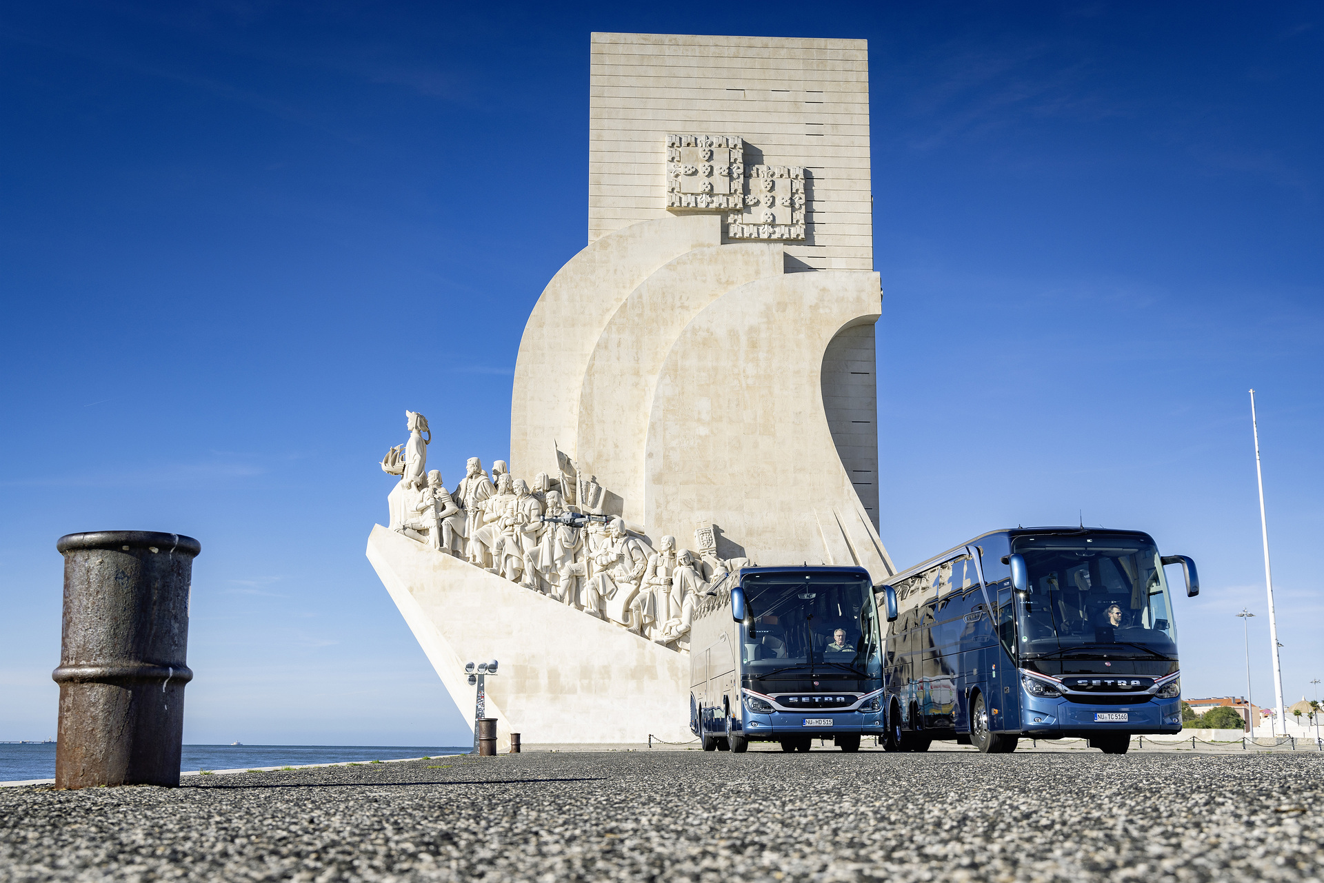 Setra coach 2022, left: Setra TopClass 516 HDH, Exterior, Denim blue metallic, OM 471 rated at 375 kW/510 hp, displacement 12.8 l, 8-speed Mercedes PowerShift, Active Brake Assist 5, Predictive Powertrain Control, Active Drive Assist 2, Driver Score, Lane Assist, Sideguard Assist, 360 degrees camera, LED headlamps, length/width/height: 13325/2550/3880 mm, seating: 1/48
Right: Setra ComfortClass 515 HD, Exterior, Denim blue metallic, OM 470 rated at 335 kW/456 hp, displacement 10.7 l, 8-speed Mercedes PowerShift, , Active Brake Assist 5, Predictive Powertrain Control, Active Drive Assist 2, Driver Score, Lane Assist, Sideguard Assist, 360 degrees camera, LED headlamps, length/width/height: 12295/2550/3770 mm, seating: 1/44. Setra TopClass und ComfortClass