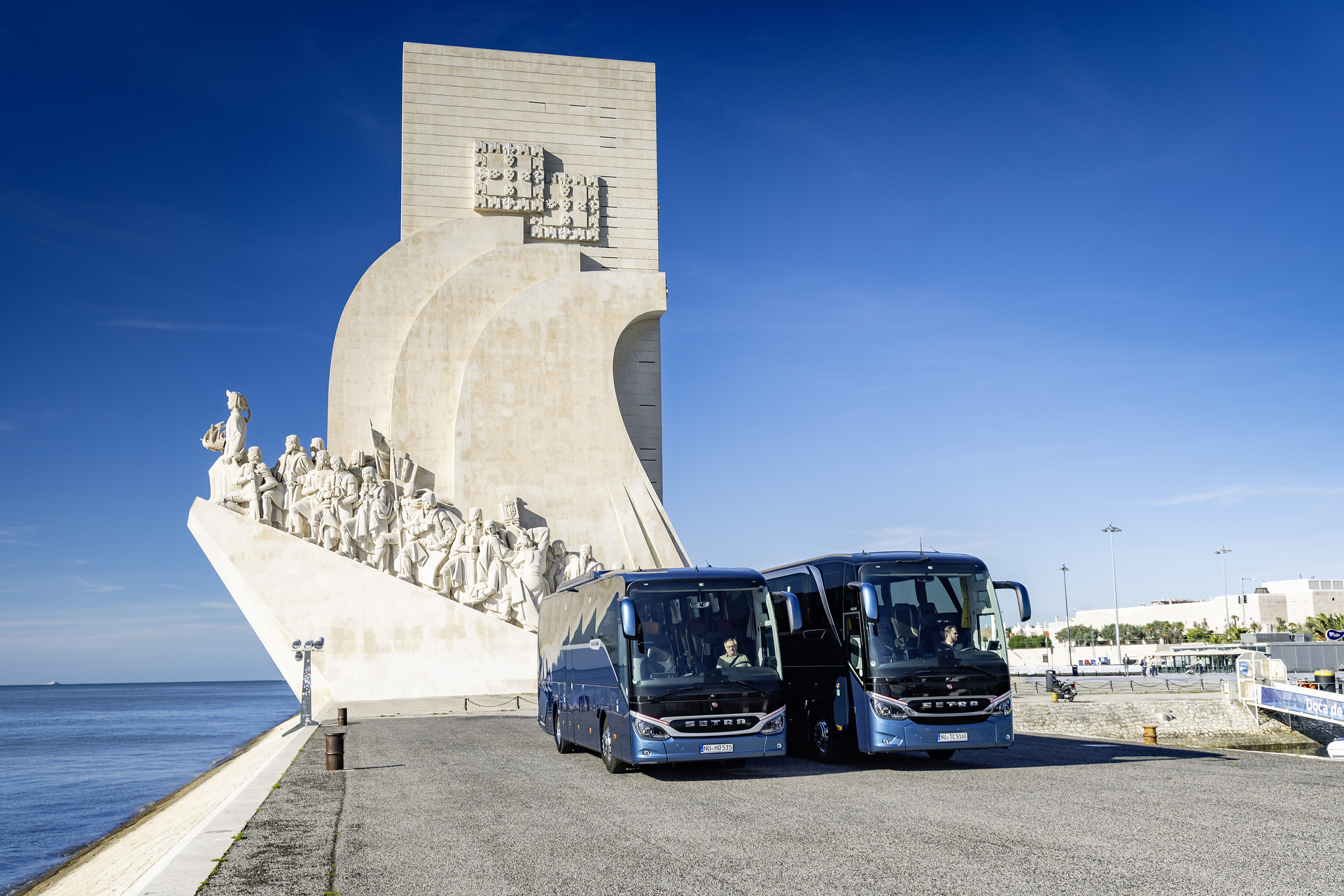 Setra coach 2022, left: Setra TopClass 516 HDH, Exterior, Denim blue metallic, OM 471 rated at 375 kW/510 hp, displacement 12.8 l, 8-speed Mercedes PowerShift, Active Brake Assist 5, Predictive Powertrain Control, Active Drive Assist 2, Driver Score, Lane Assist, Sideguard Assist, 360 degrees camera, LED headlamps, length/width/height: 13325/2550/3880 mm, seating: 1/48
Right: Setra ComfortClass 515 HD, Exterior, Denim blue metallic, OM 470 rated at 335 kW/456 hp, displacement 10.7 l, 8-speed Mercedes PowerShift, , Active Brake Assist 5, Predictive Powertrain Control, Active Drive Assist 2, Driver Score, Lane Assist, Sideguard Assist, 360 degrees camera, LED headlamps, length/width/height: 12295/2550/3770 mm, seating: 1/44. Setra TopClass und ComfortClass