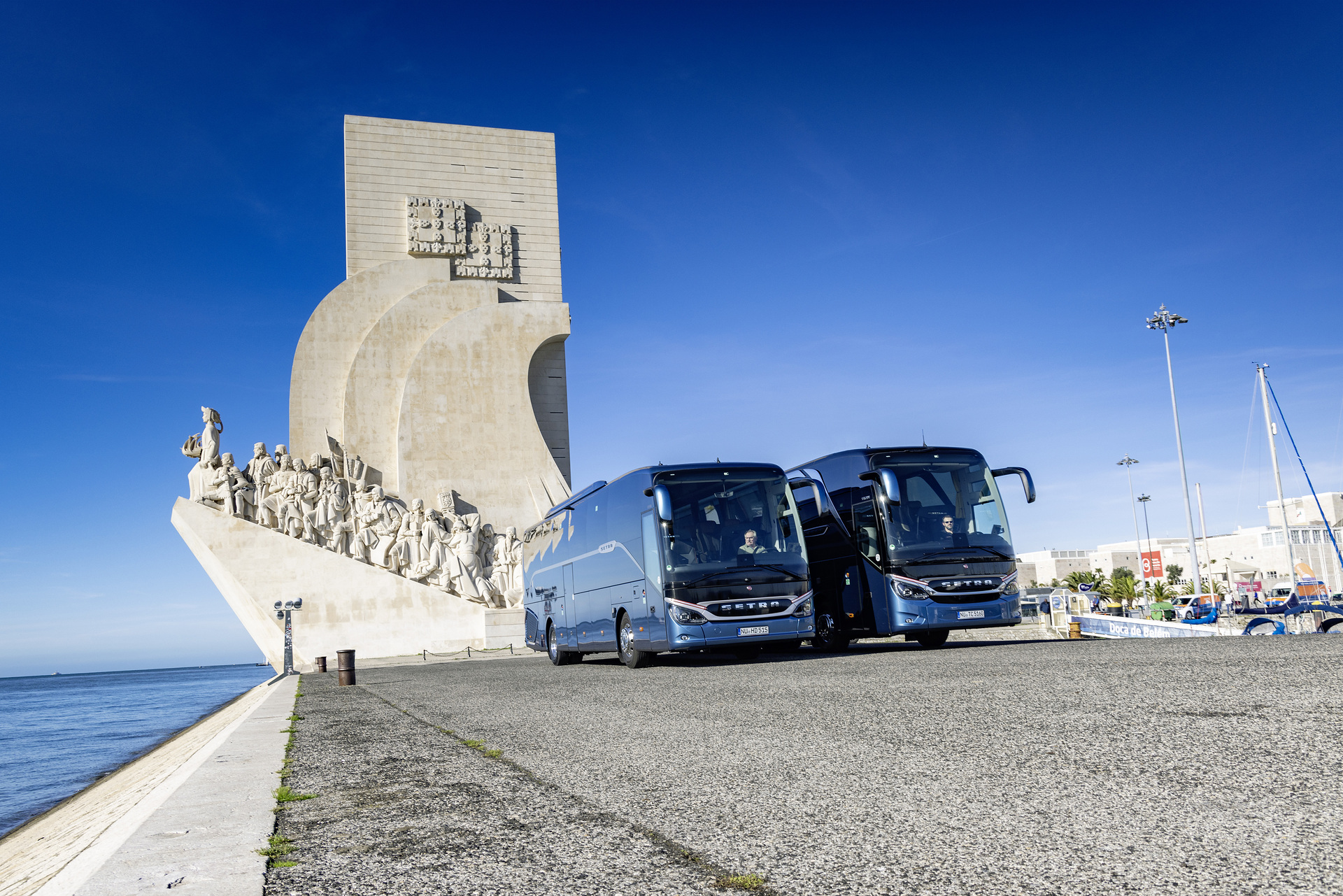 Setra coach 2022, left: Setra TopClass 516 HDH, Exterior, Denim blue metallic, OM 471 rated at 375 kW/510 hp, displacement 12.8 l, 8-speed Mercedes PowerShift, Active Brake Assist 5, Predictive Powertrain Control, Active Drive Assist 2, Driver Score, Lane Assist, Sideguard Assist, 360 degrees camera, LED headlamps, length/width/height: 13325/2550/3880 mm, seating: 1/48
Right: Setra ComfortClass 515 HD, Exterior, Denim blue metallic, OM 470 rated at 335 kW/456 hp, displacement 10.7 l, 8-speed Mercedes PowerShift, , Active Brake Assist 5, Predictive Powertrain Control, Active Drive Assist 2, Driver Score, Lane Assist, Sideguard Assist, 360 degrees camera, LED headlamps, length/width/height: 12295/2550/3770 mm, seating: 1/44. Setra TopClass und ComfortClass