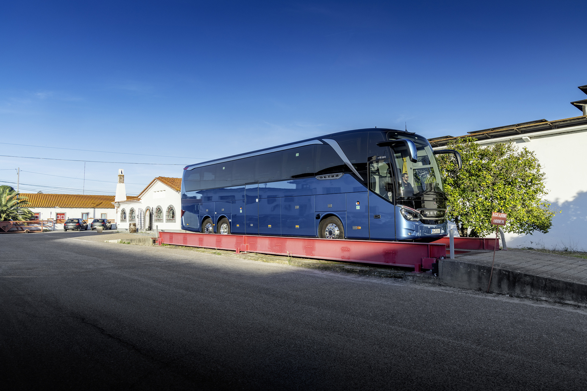 Setra coach 2022, Setra TopClass 516 HDH, Exterior, Denim blue metallic, OM 471 rated at 375 kW/510 hp, displacement 12.8 l, 8-speed Mercedes PowerShift, , Active Brake Assist 5, Predictive Powertrain Control,Active Drive Assist 2, Driver Score, Lane Assist, Sideguard Assist, 360 degrees camera, LED headlamps, length/width/height: 13325/2550/3880 mm, seating: 1/48. Setra TopClass