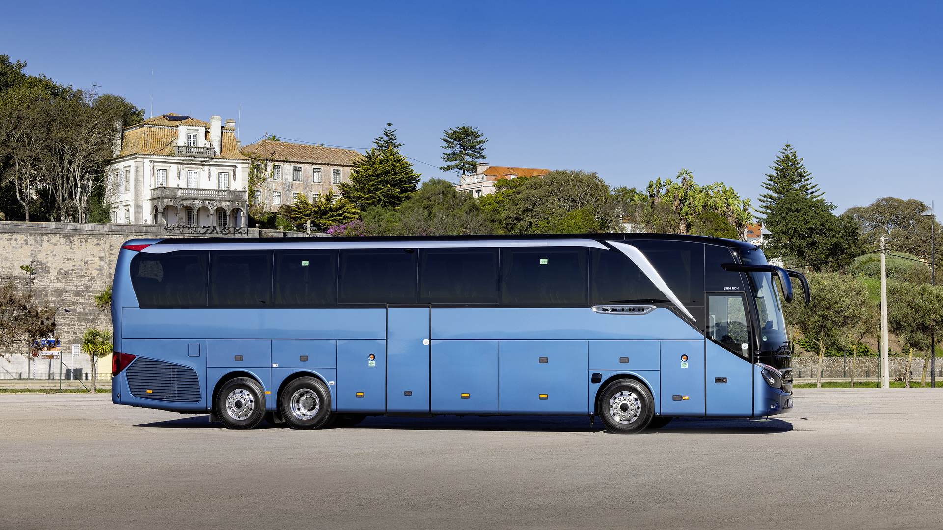 Setra coach 2022, Setra TopClass 516 HDH, Exterior, Denim blue metallic, OM 471 rated at 375 kW/510 hp, displacement 12.8 l, 8-speed Mercedes PowerShift, , Active Brake Assist 5, Predictive Powertrain Control,Active Drive Assist 2, Driver Score, Lane Assist, Sideguard Assist, 360 degrees camera, LED headlamps, length/width/height: 13325/2550/3880 mm, seating: 1/48. Setra TopClass
