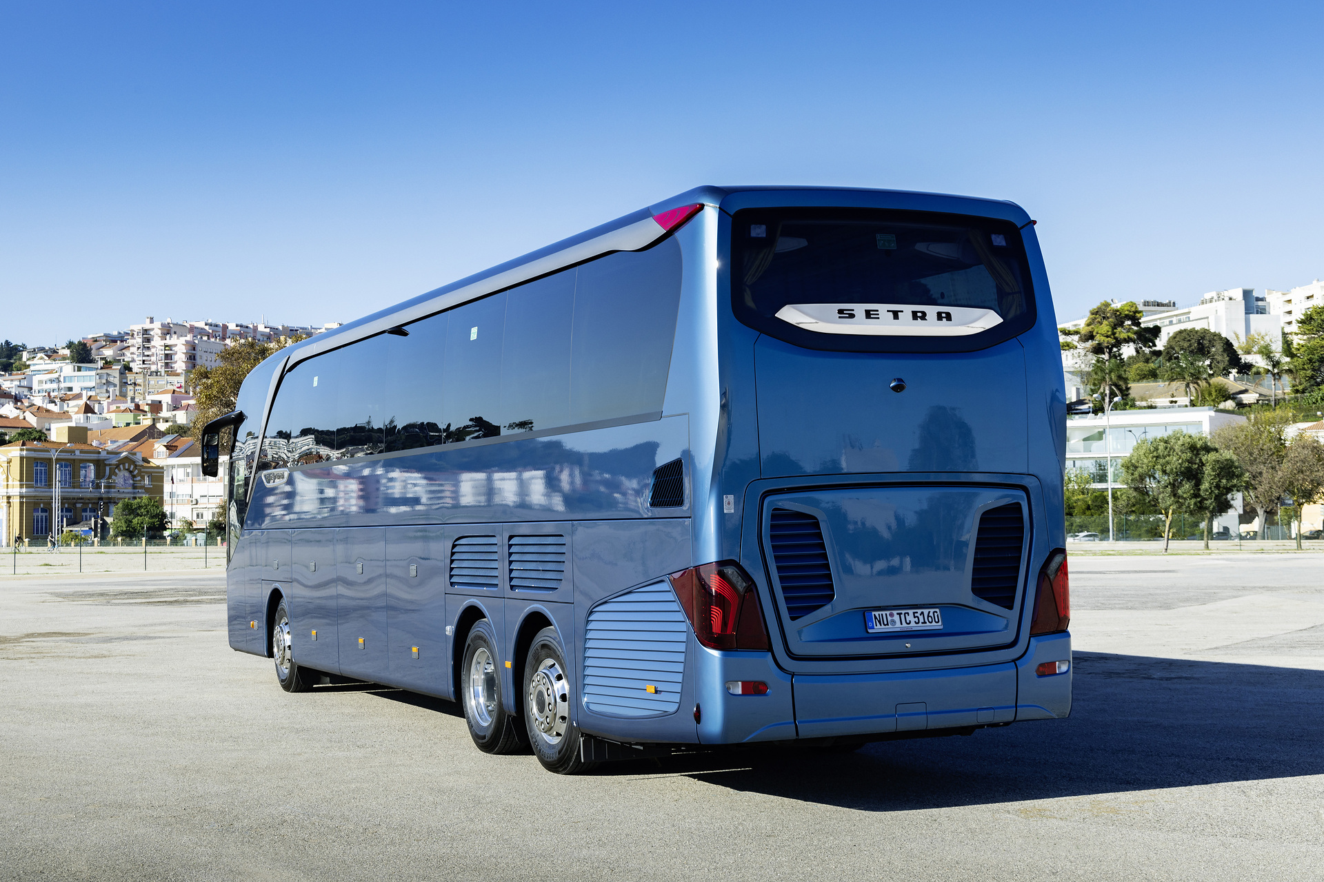 Setra coach 2022, Setra TopClass 516 HDH, Exterior, Denim blue metallic, OM 471 rated at 375 kW/510 hp, displacement 12.8 l, 8-speed Mercedes PowerShift, , Active Brake Assist 5, Predictive Powertrain Control,Active Drive Assist 2, Driver Score, Lane Assist, Sideguard Assist, 360 degrees camera, LED headlamps, length/width/height: 13325/2550/3880 mm, seating: 1/48. Setra TopClass