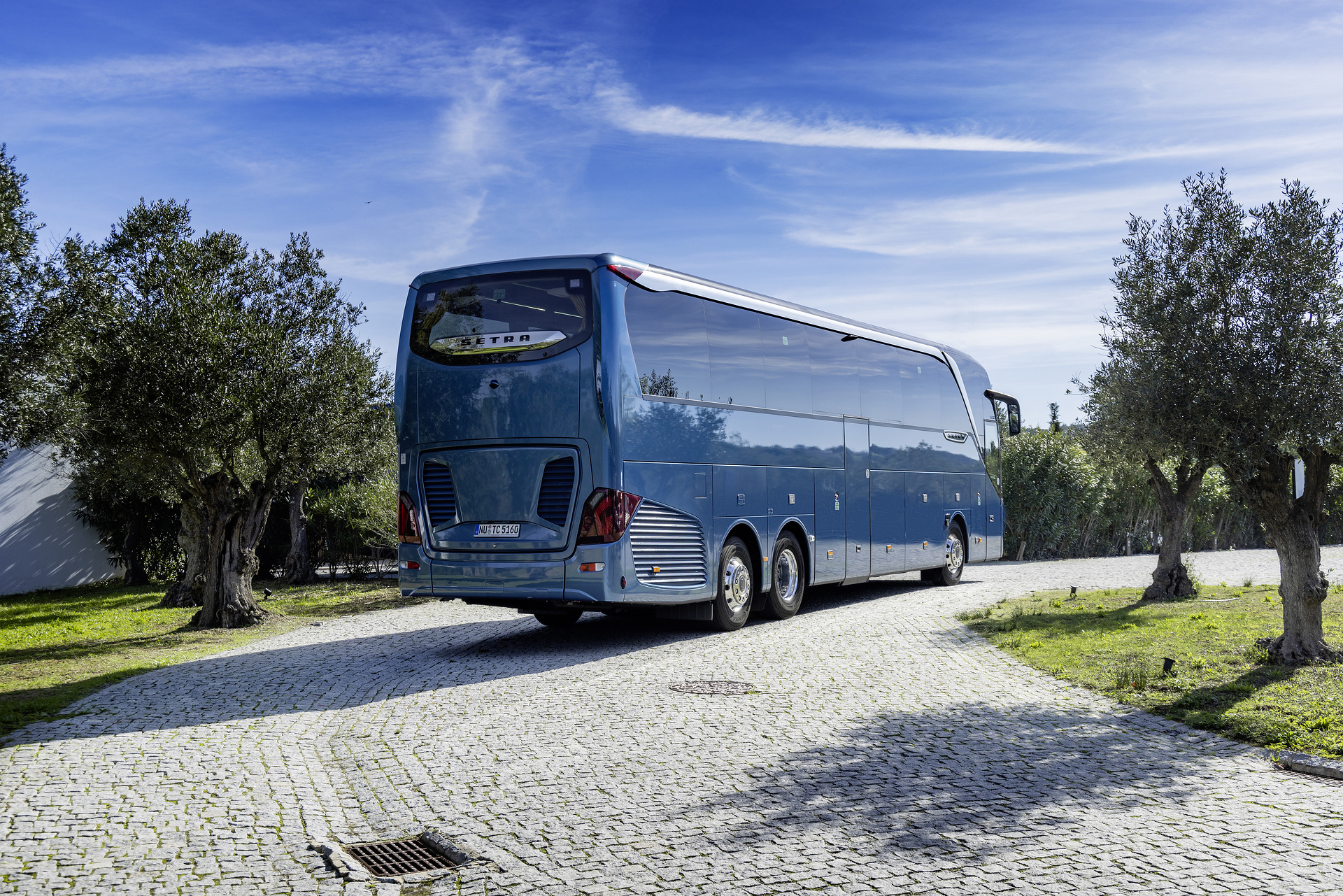 Setra coach 2022, Setra TopClass 516 HDH, Exterior, Denim blue metallic, OM 471 rated at 375 kW/510 hp, displacement 12.8 l, 8-speed Mercedes PowerShift, , Active Brake Assist 5, Predictive Powertrain Control,Active Drive Assist 2, Driver Score, Lane Assist, Sideguard Assist, 360 degrees camera, LED headlamps, length/width/height: 13325/2550/3880 mm, seating: 1/48. Setra TopClass