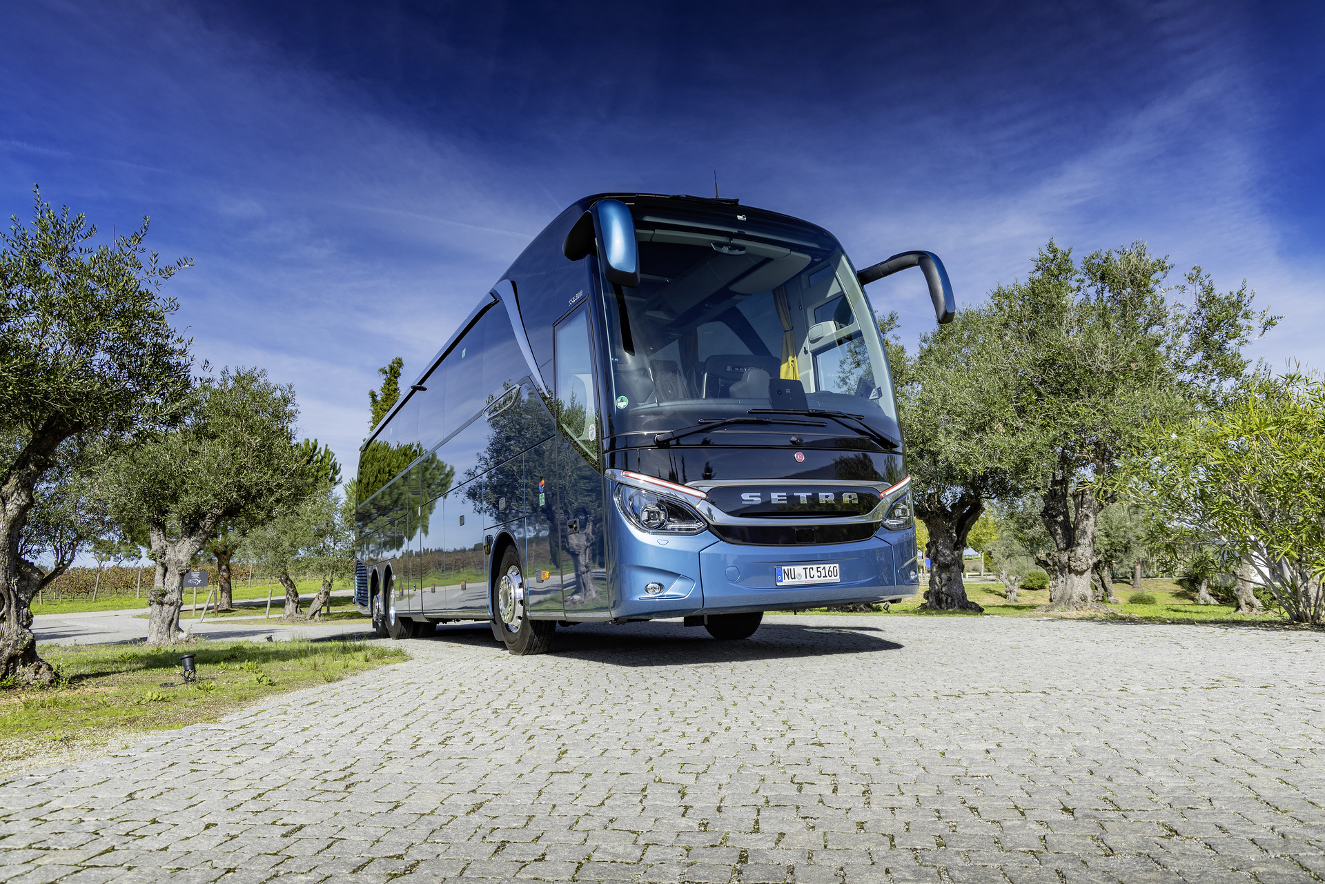 Setra coach 2022, Setra TopClass 516 HDH, Exterior, Denim blue metallic, OM 471 rated at 375 kW/510 hp, displacement 12.8 l, 8-speed Mercedes PowerShift, , Active Brake Assist 5, Predictive Powertrain Control,Active Drive Assist 2, Driver Score, Lane Assist, Sideguard Assist, 360 degrees camera, LED headlamps, length/width/height: 13325/2550/3880 mm, seating: 1/48. Setra TopClass