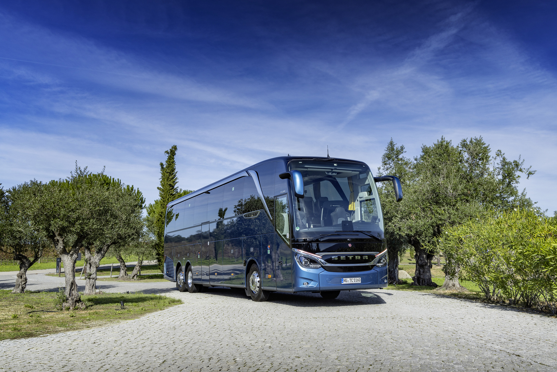 Setra coach 2022, Setra TopClass 516 HDH, Exterior, Denim blue metallic, OM 471 rated at 375 kW/510 hp, displacement 12.8 l, 8-speed Mercedes PowerShift, , Active Brake Assist 5, Predictive Powertrain Control,Active Drive Assist 2, Driver Score, Lane Assist, Sideguard Assist, 360 degrees camera, LED headlamps, length/width/height: 13325/2550/3880 mm, seating: 1/48. Setra TopClass