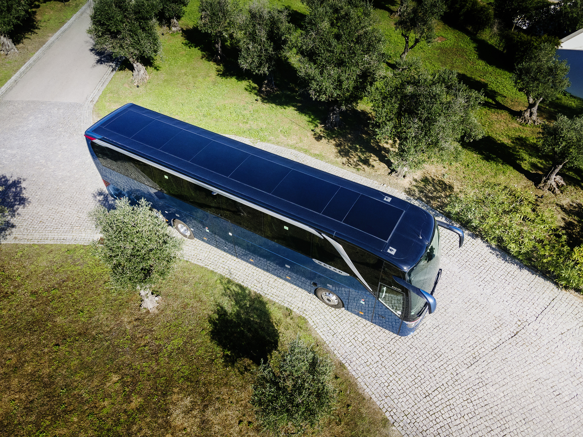 Setra coach 2022, Setra TopClass 516 HDH, Exterior, Denim blue metallic, OM 471 rated at 375 kW/510 hp, displacement 12.8 l, 8-speed Mercedes PowerShift, , Active Brake Assist 5, Predictive Powertrain Control,Active Drive Assist 2, Driver Score, Lane Assist, Sideguard Assist, 360 degrees camera, LED headlamps, length/width/height: 13325/2550/3880 mm, seating: 1/48. Setra TopClass