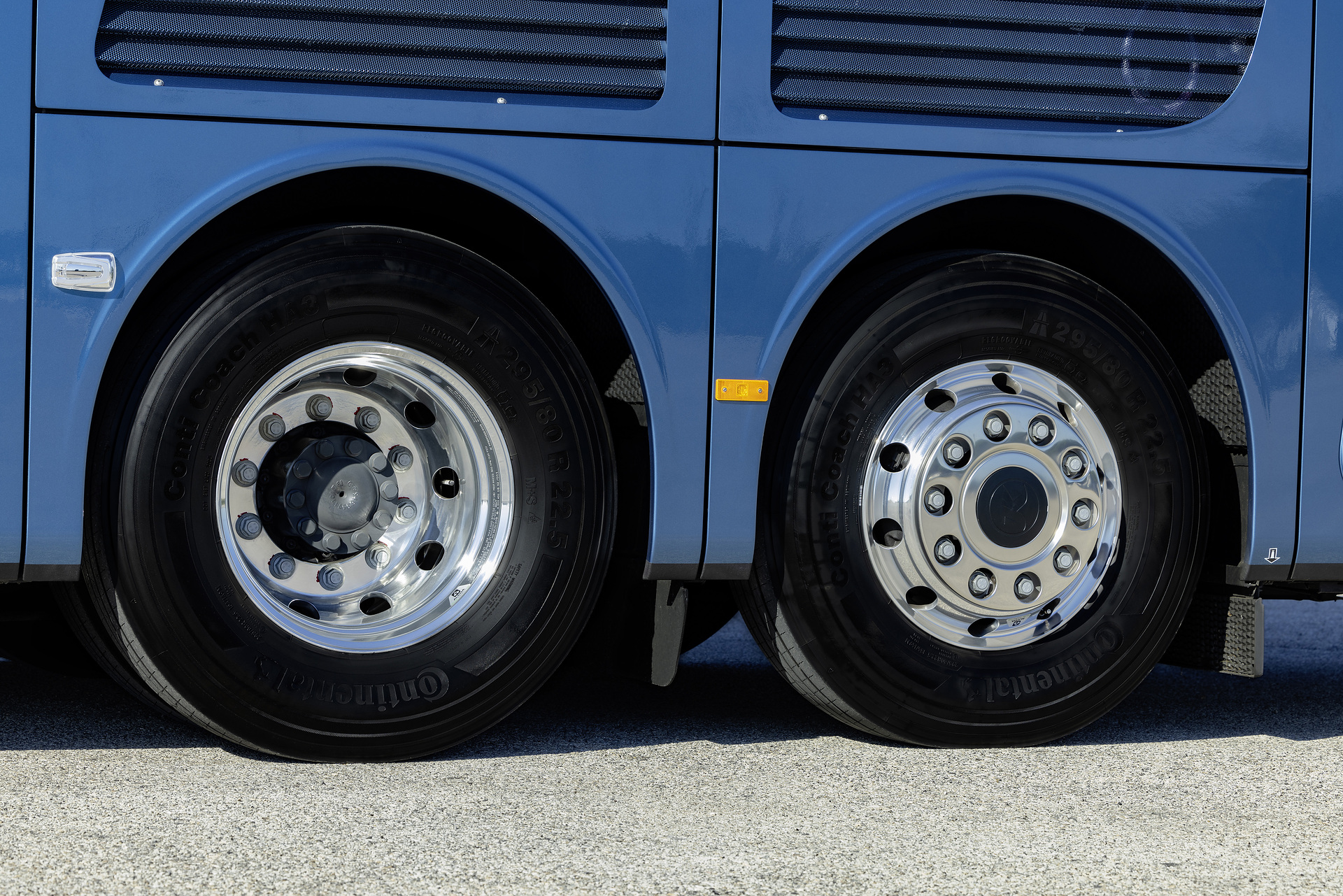 Setra coach 2022, Setra TopClass 516 HDH, Exterior, Denim blue metallic, OM 471 rated at 375 kW/510 hp, displacement 12.8 l, 8-speed Mercedes PowerShift, , Active Brake Assist 5, Predictive Powertrain Control,Active Drive Assist 2, Driver Score, Lane Assist, Sideguard Assist, 360 degrees camera, LED headlamps, length/width/height: 13325/2550/3880 mm, seating: 1/48. Setra TopClass