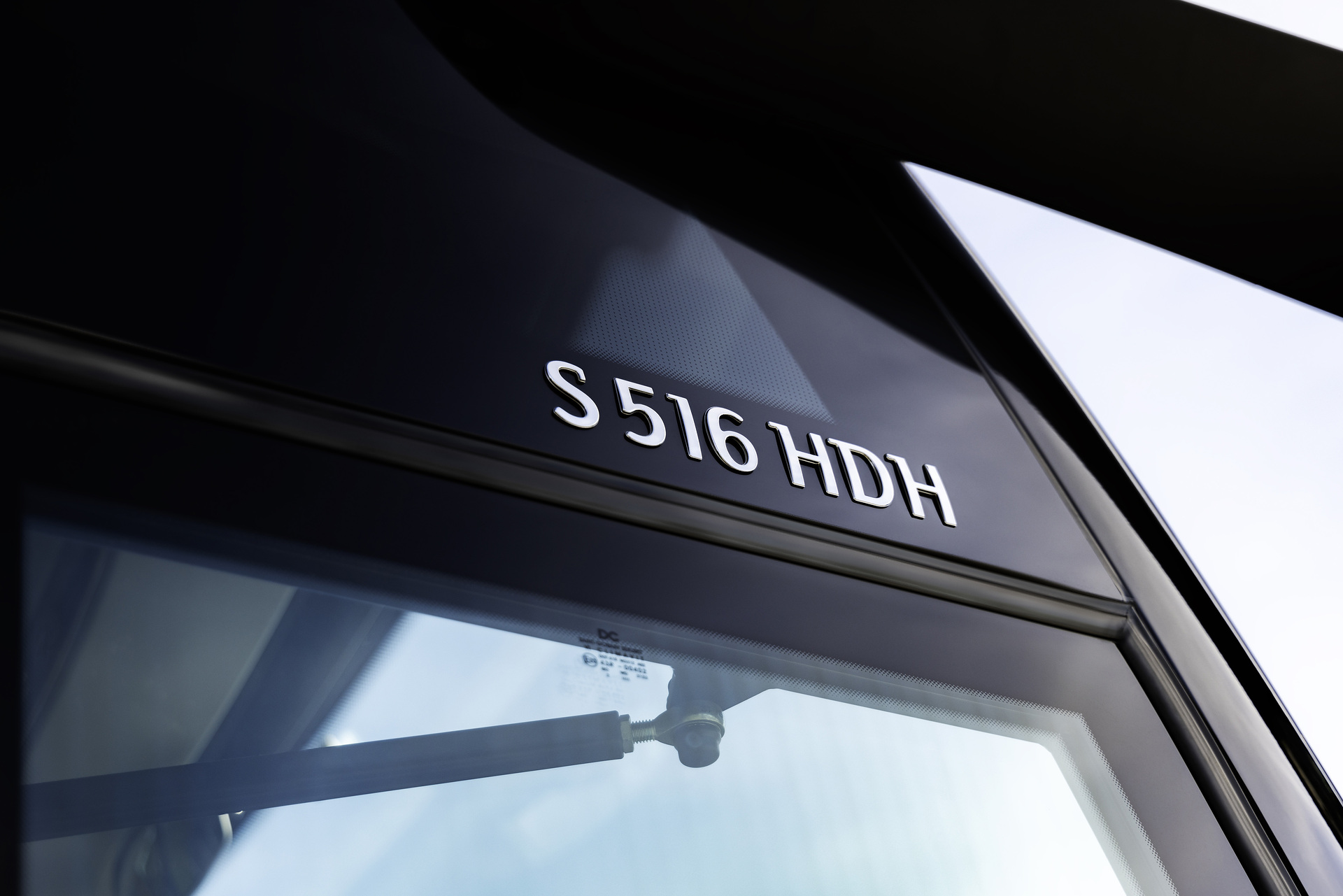 Setra coach 2022, Setra TopClass 516 HDH, Exterior, Denim blue metallic, OM 471 rated at 375 kW/510 hp, displacement 12.8 l, 8-speed Mercedes PowerShift, , Active Brake Assist 5, Predictive Powertrain Control,Active Drive Assist 2, Driver Score, Lane Assist, Sideguard Assist, 360 degrees camera, LED headlamps, length/width/height: 13325/2550/3880 mm, seating: 1/48. Setra TopClass