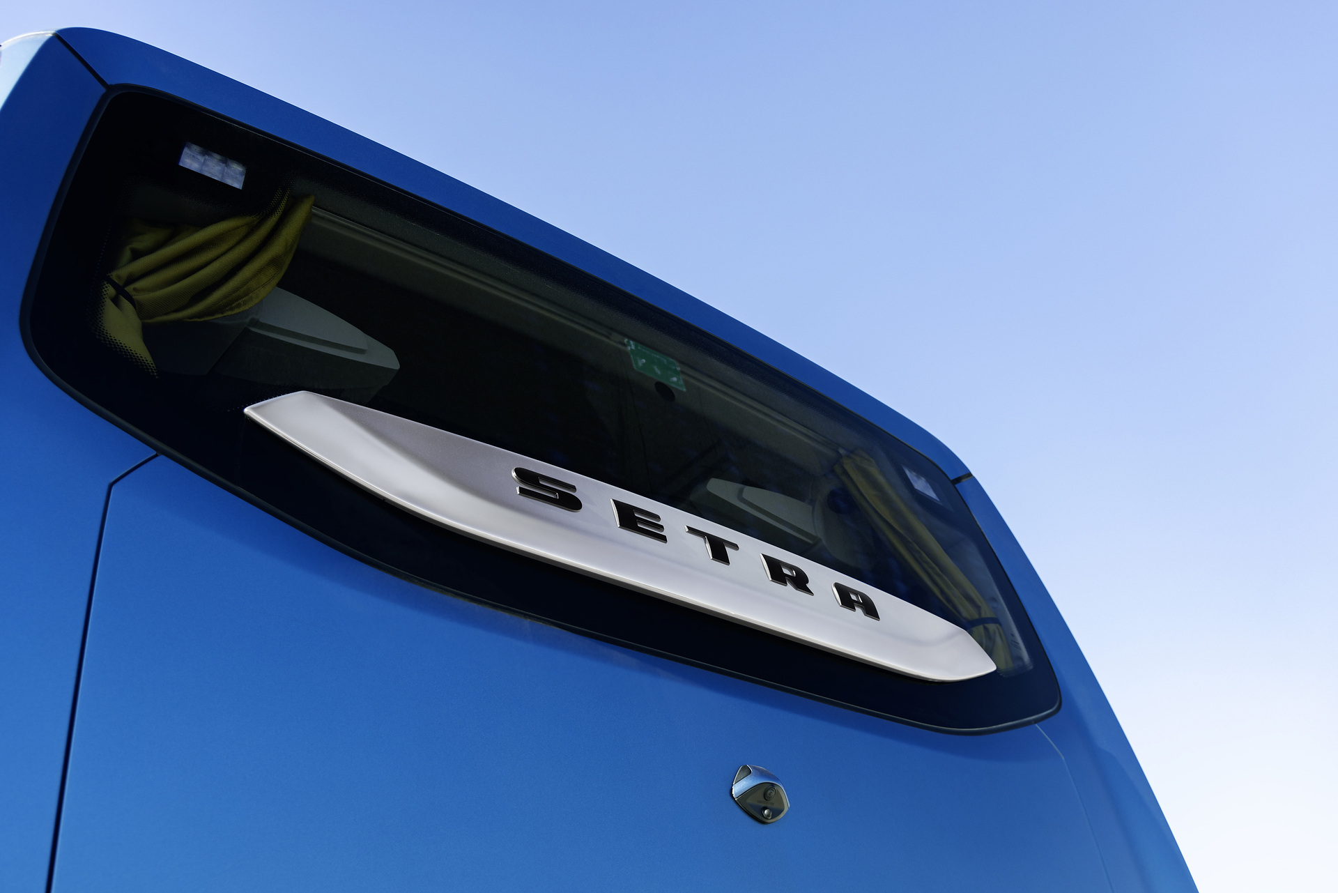 Setra coach 2022, Setra TopClass 516 HDH, Exterior, Denim blue metallic, OM 471 rated at 375 kW/510 hp, displacement 12.8 l, 8-speed Mercedes PowerShift, , Active Brake Assist 5, Predictive Powertrain Control,Active Drive Assist 2, Driver Score, Lane Assist, Sideguard Assist, 360 degrees camera, LED headlamps, length/width/height: 13325/2550/3880 mm, seating: 1/48. Setra TopClass