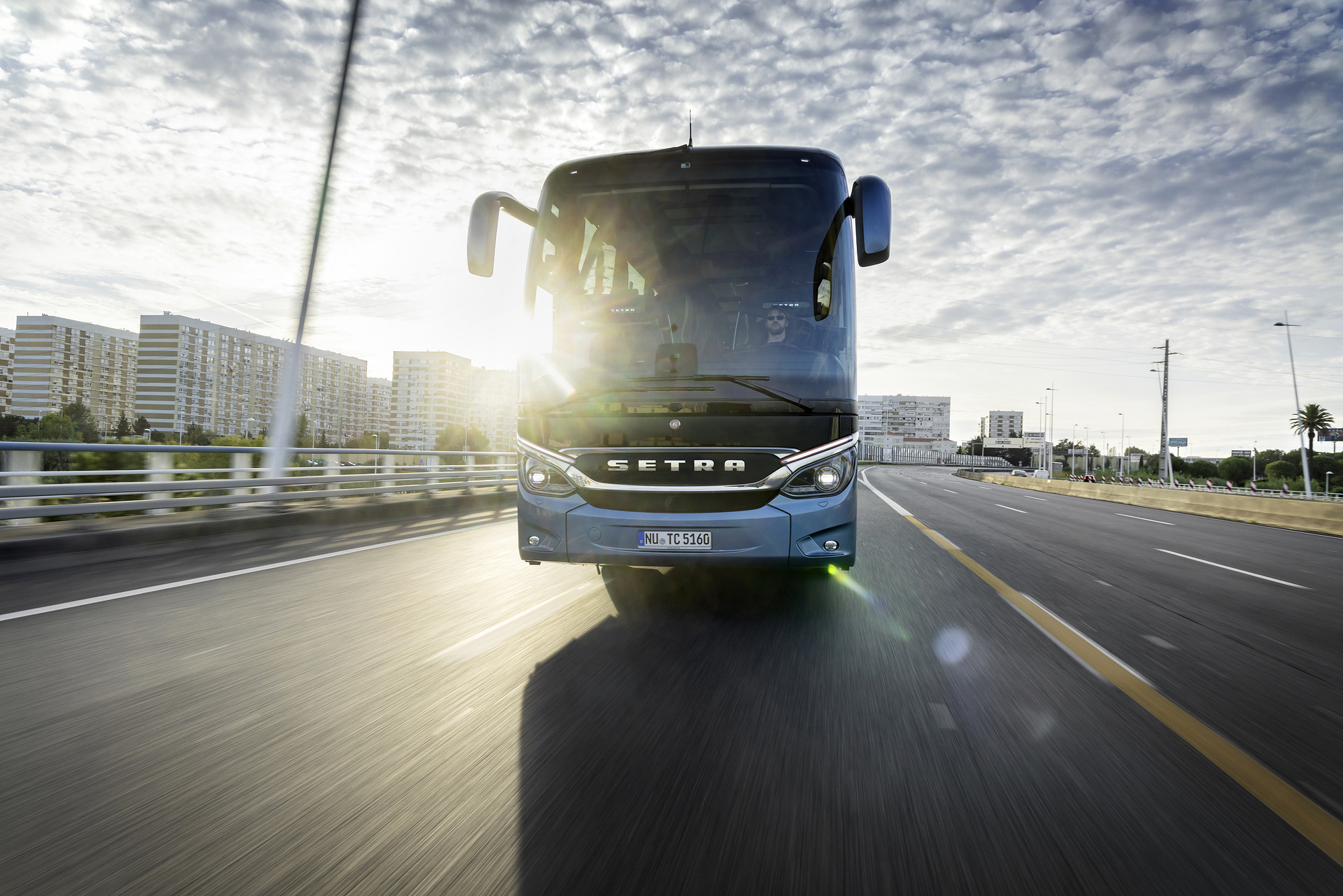 Setra coach 2022, Setra TopClass 516 HDH, Exterior, Denim blue metallic, OM 471 rated at 375 kW/510 hp, displacement 12.8 l, 8-speed Mercedes PowerShift, , Active Brake Assist 5, Predictive Powertrain Control,Active Drive Assist 2, Driver Score, Lane Assist, Sideguard Assist, 360 degrees camera, LED headlamps, length/width/height: 13325/2550/3880 mm, seating: 1/48. Setra TopClass