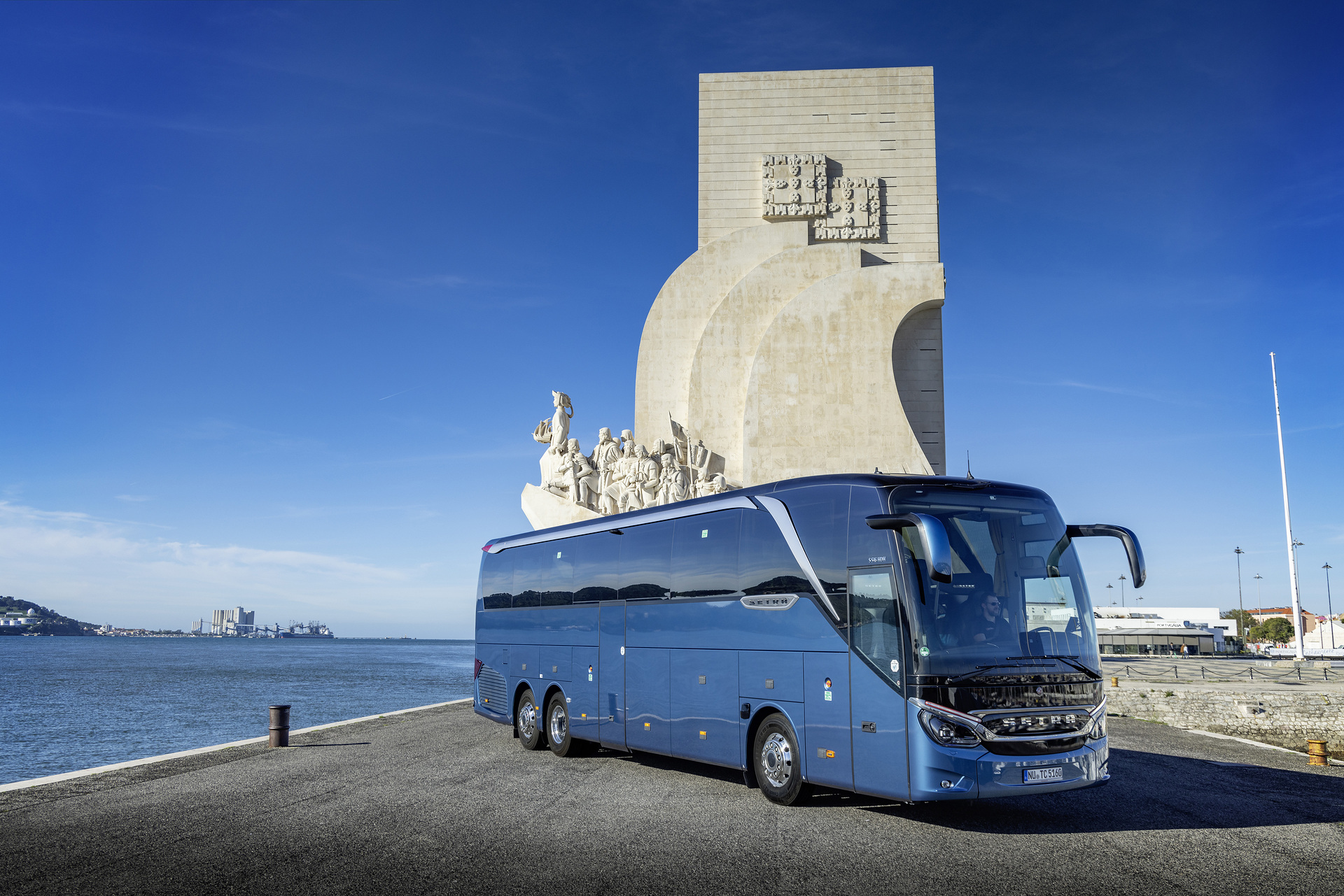 Setra coach 2022, Setra TopClass 516 HDH, Exterior, Denim blue metallic, OM 471 rated at 375 kW/510 hp, displacement 12.8 l, 8-speed Mercedes PowerShift, , Active Brake Assist 5, Predictive Powertrain Control,Active Drive Assist 2, Driver Score, Lane Assist, Sideguard Assist, 360 degrees camera, LED headlamps, length/width/height: 13325/2550/3880 mm, seating: 1/48. Setra TopClass