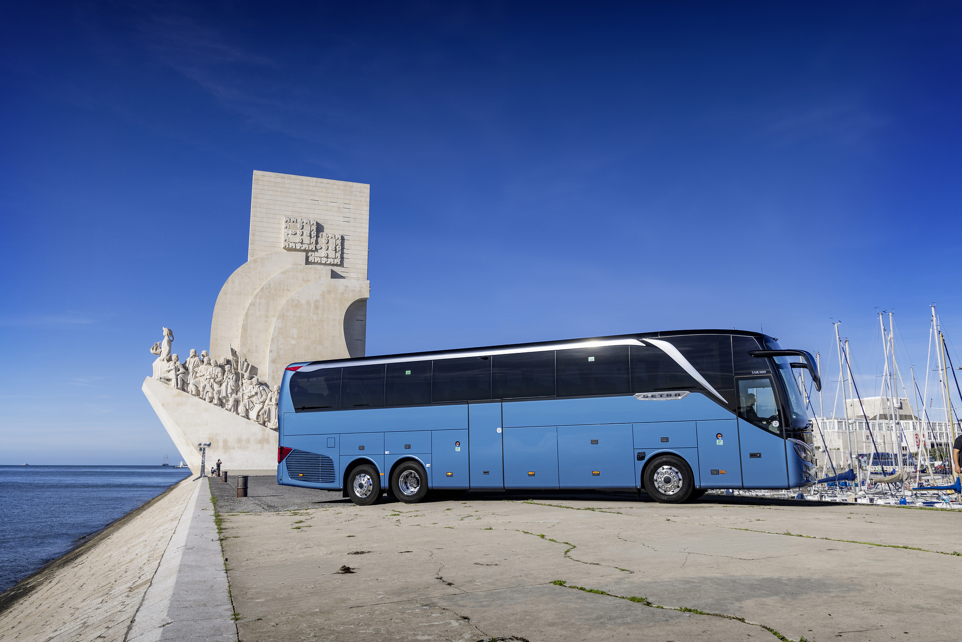 Setra coach 2022, Setra TopClass 516 HDH, Exterior, Denim blue metallic, OM 471 rated at 375 kW/510 hp, displacement 12.8 l, 8-speed Mercedes PowerShift, , Active Brake Assist 5, Predictive Powertrain Control,Active Drive Assist 2, Driver Score, Lane Assist, Sideguard Assist, 360 degrees camera, LED headlamps, length/width/height: 13325/2550/3880 mm, seating: 1/48. Setra TopClass