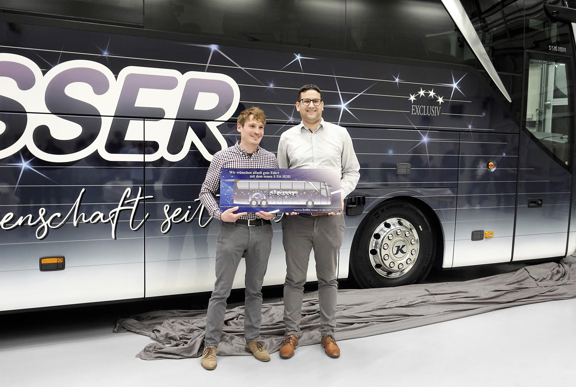 Sägesser Geschäftsführer Reto Herzig (links) übernimmt den neuen S 516 HDH in Winterthur von Boris Vajagic, Leiter Vertrieb Reisebusse bei der EvoBus Schweiz AG. Neuer Setra für Sägesser aus der Schweiz