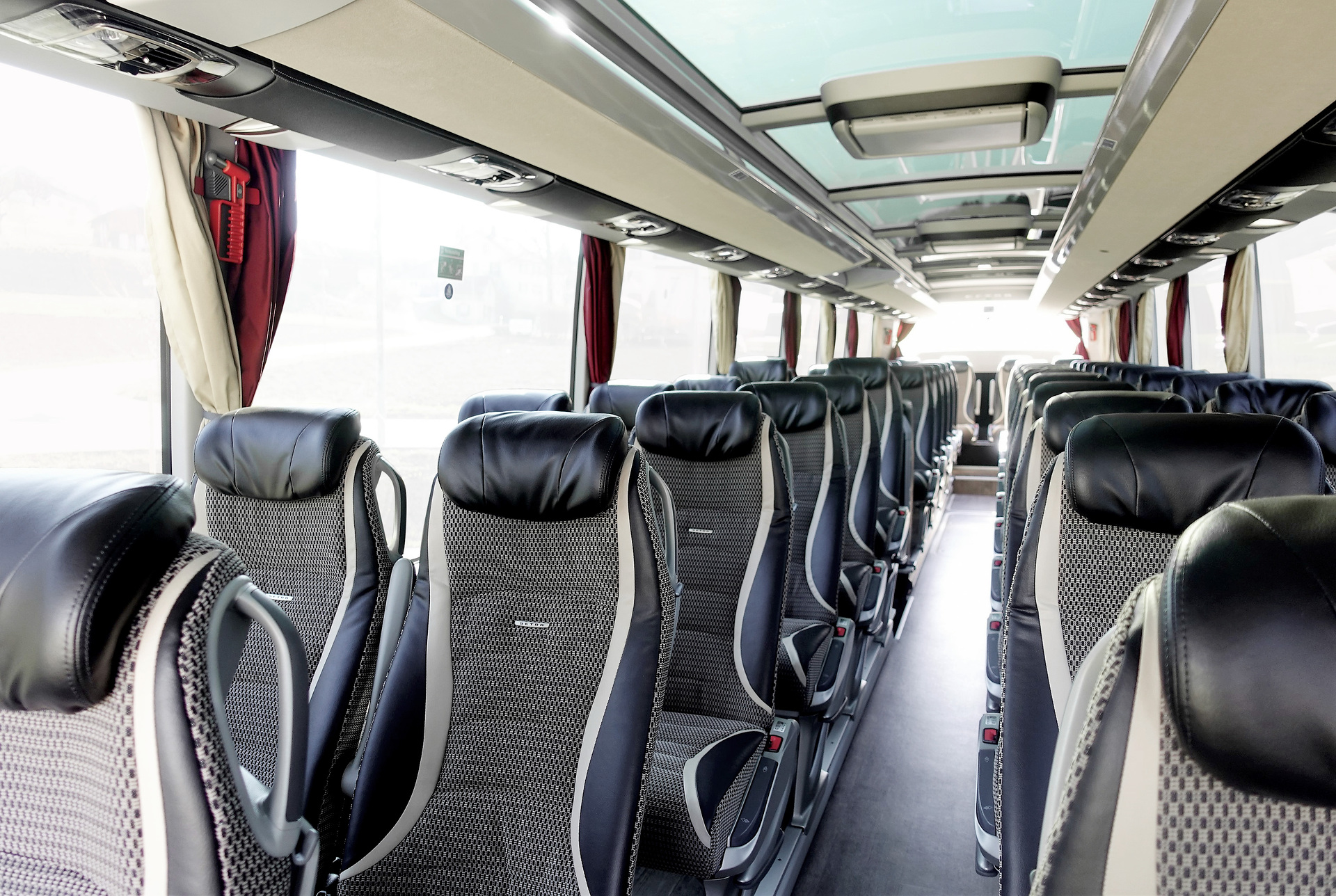 Der neue Premiumbus des Wintersinger Unternehmens ist mit 50 Ambassador-Reisesitzen mit flexibel einstellbaren Komfortkopfstützen ausgestattet. Neuer Setra für Sägesser aus der Schweiz