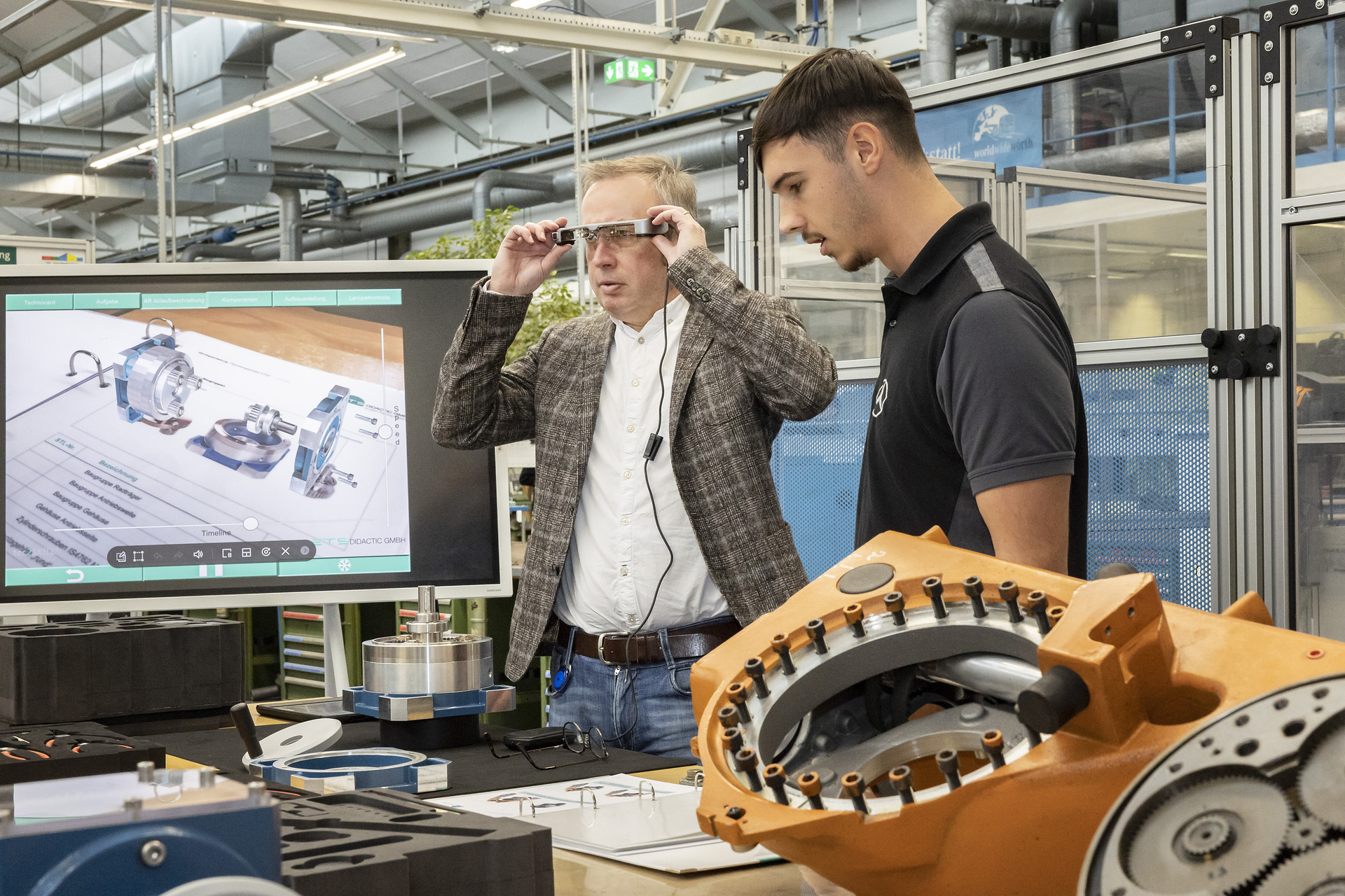Daimler Truck Personal-Vorstand Jürgen Hartwig im Gespräch mit Jonas Thienel im Mercedes-Benz Werk Wörth. Daimler Truck Personal-Vorstand Jürgen Hartwig begrüßt neue Auszubildende im Mercedes-Benz Werk Wörth