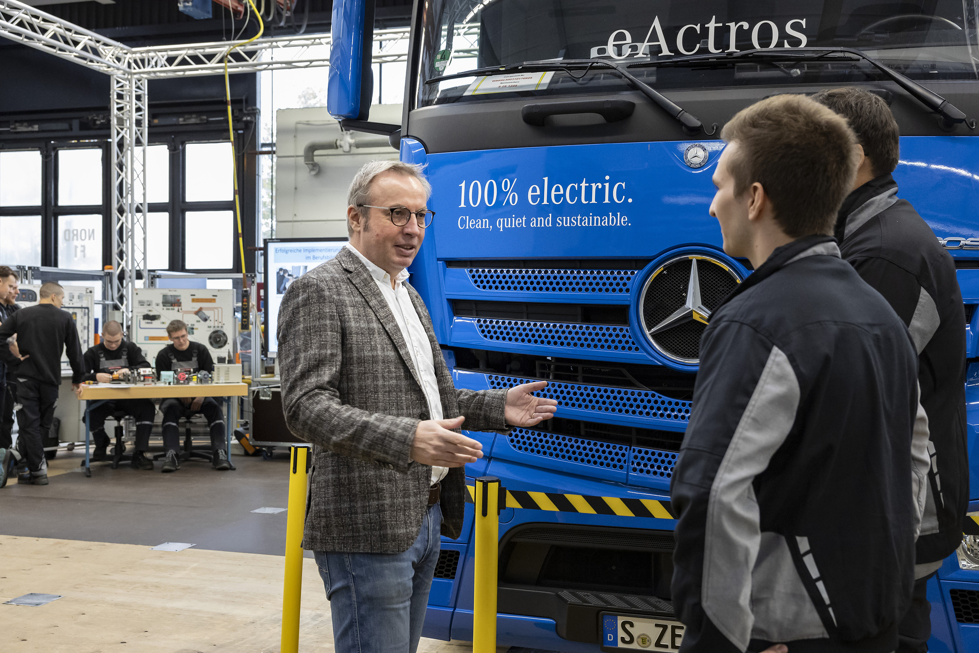 Daimler Truck Personal-Vorstand Jürgen Hartwig in der Ausbildungswerkstatt im Mercedes-Benz Werk Wörth.
Daimler Truck Personal-Vorstand Jürgen Hartwig begrüßt neue Auszubildende im Mercedes-Benz Werk Wörth