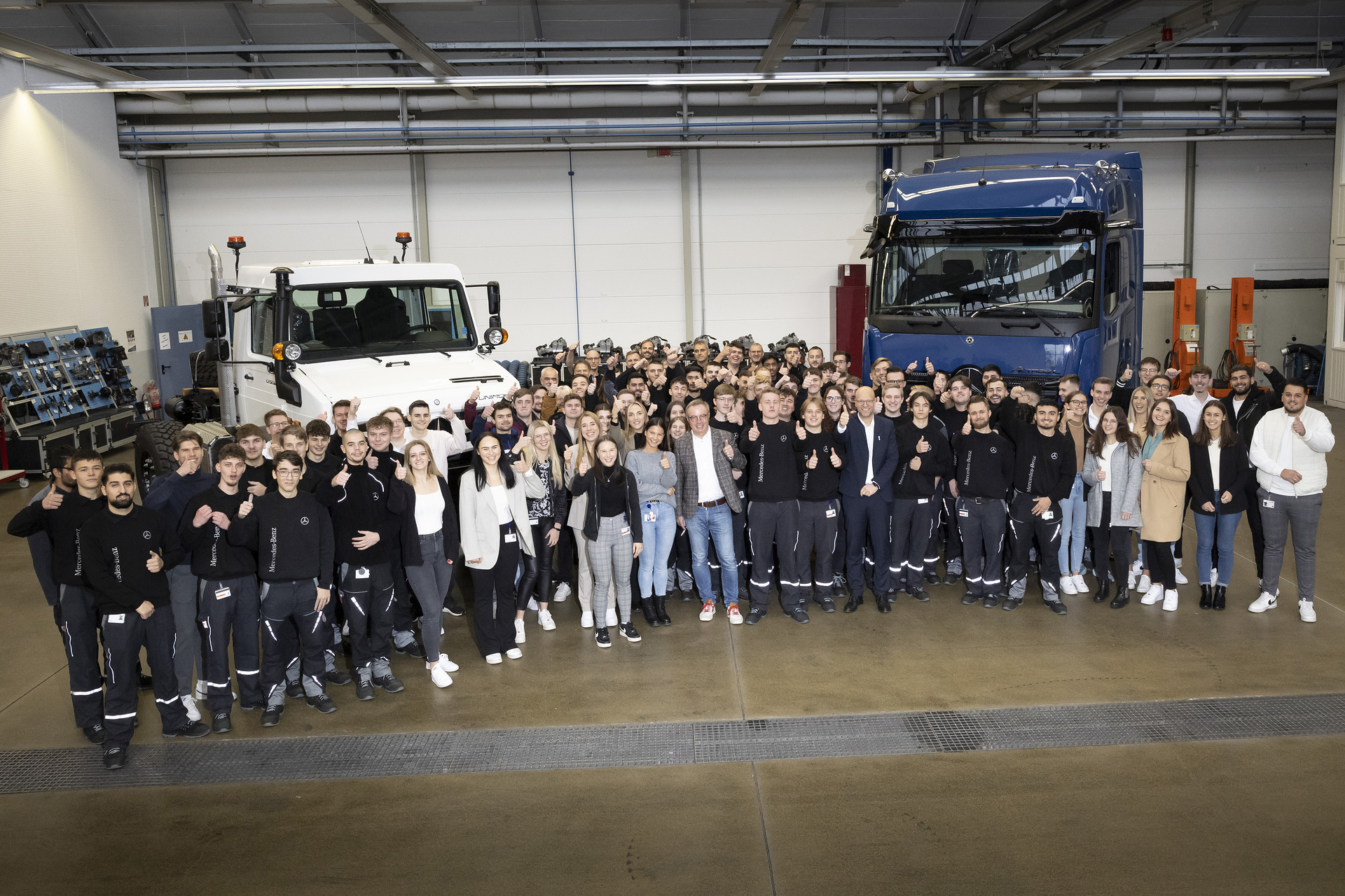 Begrüßung der neuen Auszubildenden im Mercedes-Benz Werk Wörth: Daimler Truck Personal-Vorstand Jürgen Hartwig gemeinsam mit den neuen Auszubildenden und Dual Studierenden. Daimler Truck Personal-Vorstand Jürgen Hartwig begrüßt neue Auszubildende im Mercedes-Benz Werk Wörth