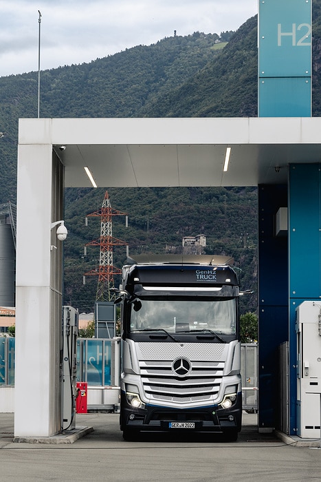 With hydrogen power across the Brenner Pass: Daimler Truck carries out first altitude tests with fuel-cell truck