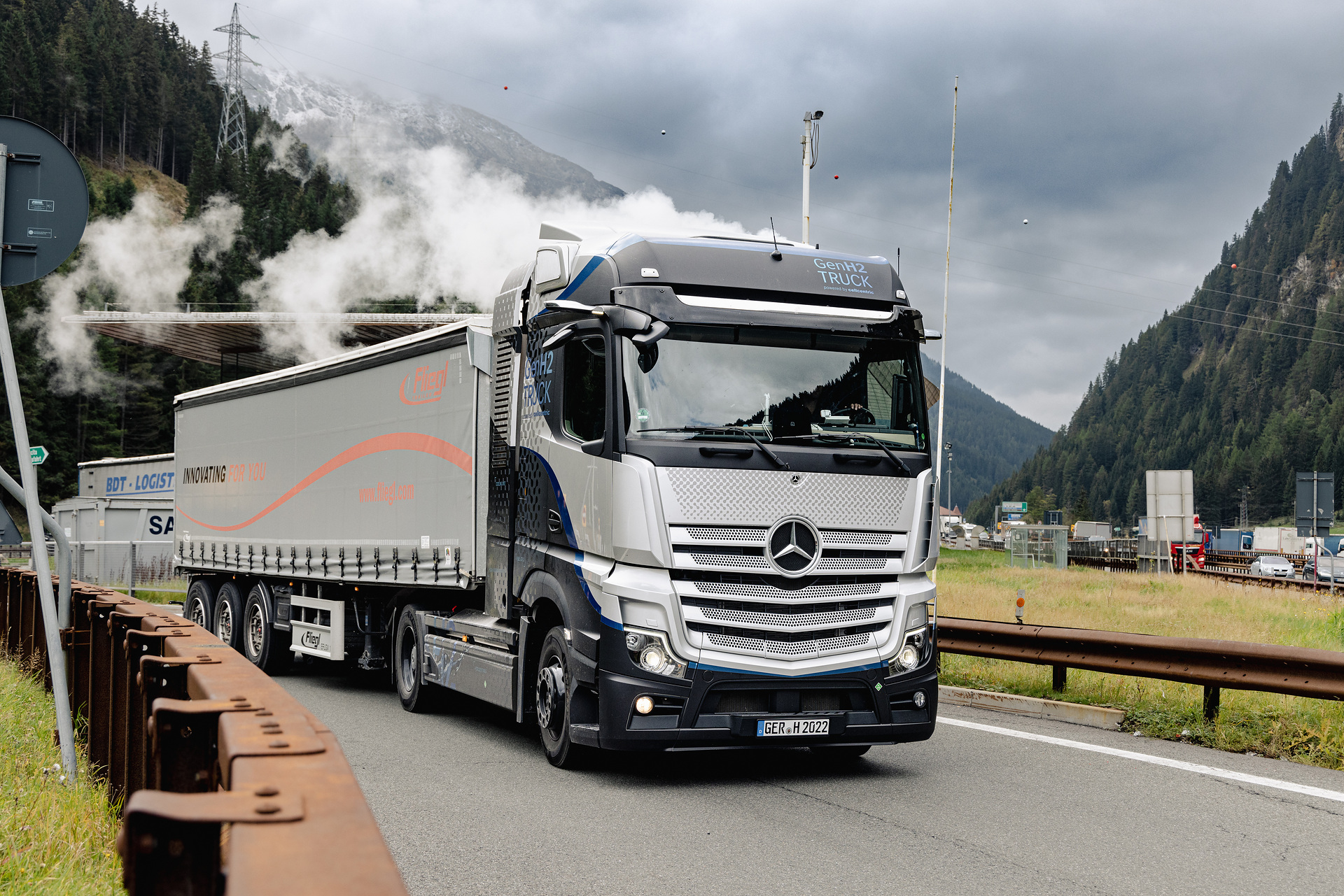 Mit Brennstoffzelle über den Brenner: Daimler Truck führt erste Höhenerprobungen mit Wasserstoff-Lkw durch Mit Brennstoffzelle über den Brenner: Daimler Truck führt erste Höhenerprobungen mit Wasserstoff-Lkw durch